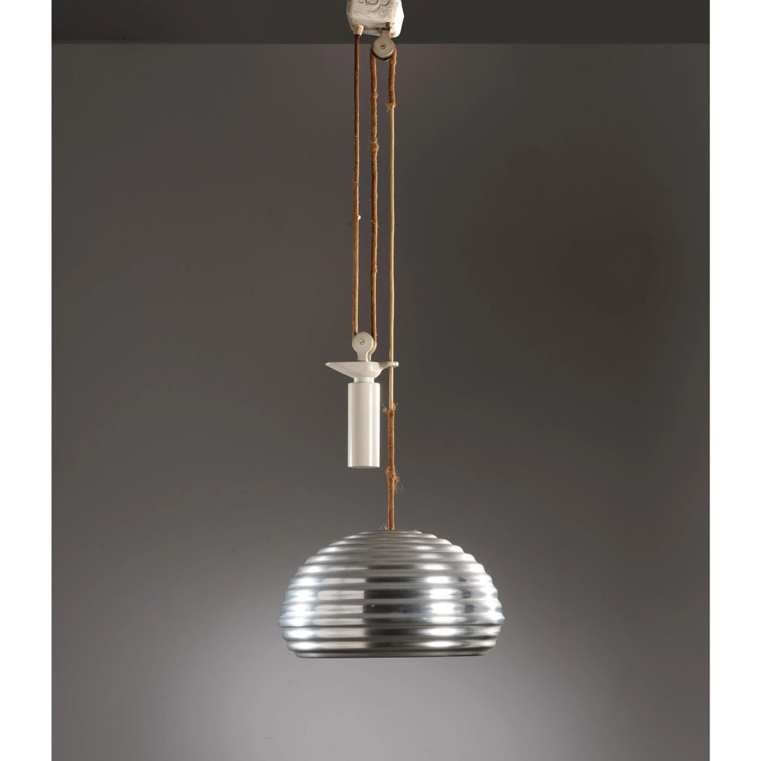 Achille Castiglioni e: Achille Castiglioni e (Milano, 1918 - 2002) Pier Giacomo Castiglioni (Milano, 1913 - 1968) A «SPLUGEN» CEILING LAMP LAMPADARIO MODELLO SPLUGEN in metallo Produzione Flos, Italia, 1961 alt. cm 21 e