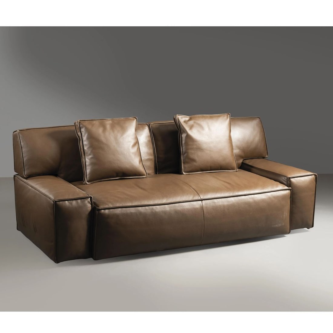 Philippe Starck: Philippe Starck (Parigi, 1949) «MYWORLD» SOFA DIVANO DELLA SERIE MYWORLD imbottito e rivestito in pelle nei toni del marrone Produzione Cassina Italia, 1990 circa cm H80xL207xP90 Bibliografia di