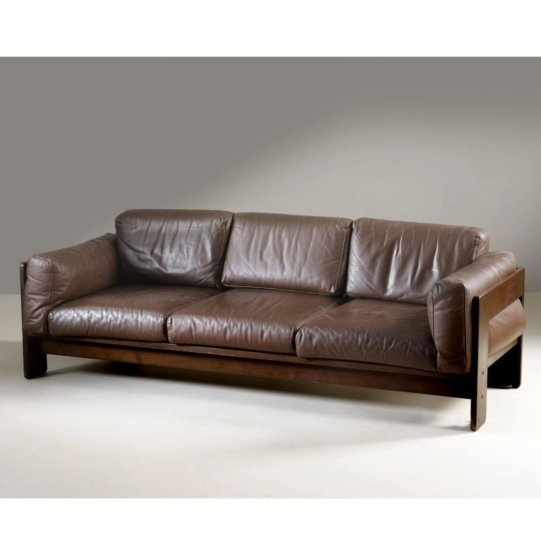 Afra e: Afra e (Montebelluna, 1937 - Trevignano, 2011) Tobia Scarpa (Venezia, 1935) «BASTIANO» SOFA, WOODEN STRUCTURE, BROWN UPHOLSTERY DIVANO MODELLO BASTIANO in legno, imbottito e rivestito in pelle nei
