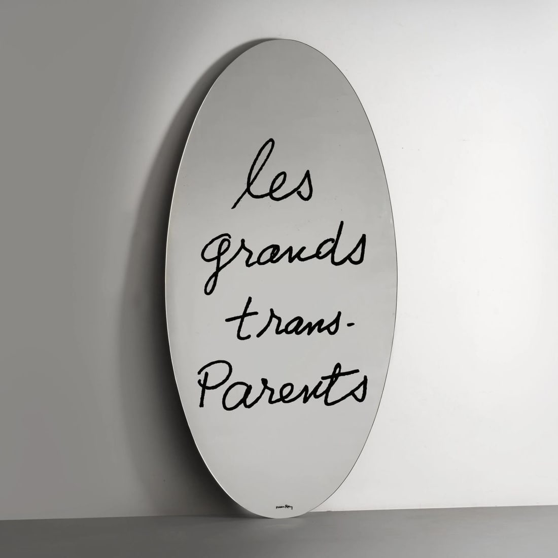 Man Ray: Man Ray (Filadelfia, 1890 - Parigi, 1976) «LES GRANDS TRANSPARENTS» MIRROR SPECCHIO MODELLO LES GRANDS TRANSPARENTS in specchio serigrafato Produzione Simon Gavina, Italia, 1973 cm H181xL88xP3