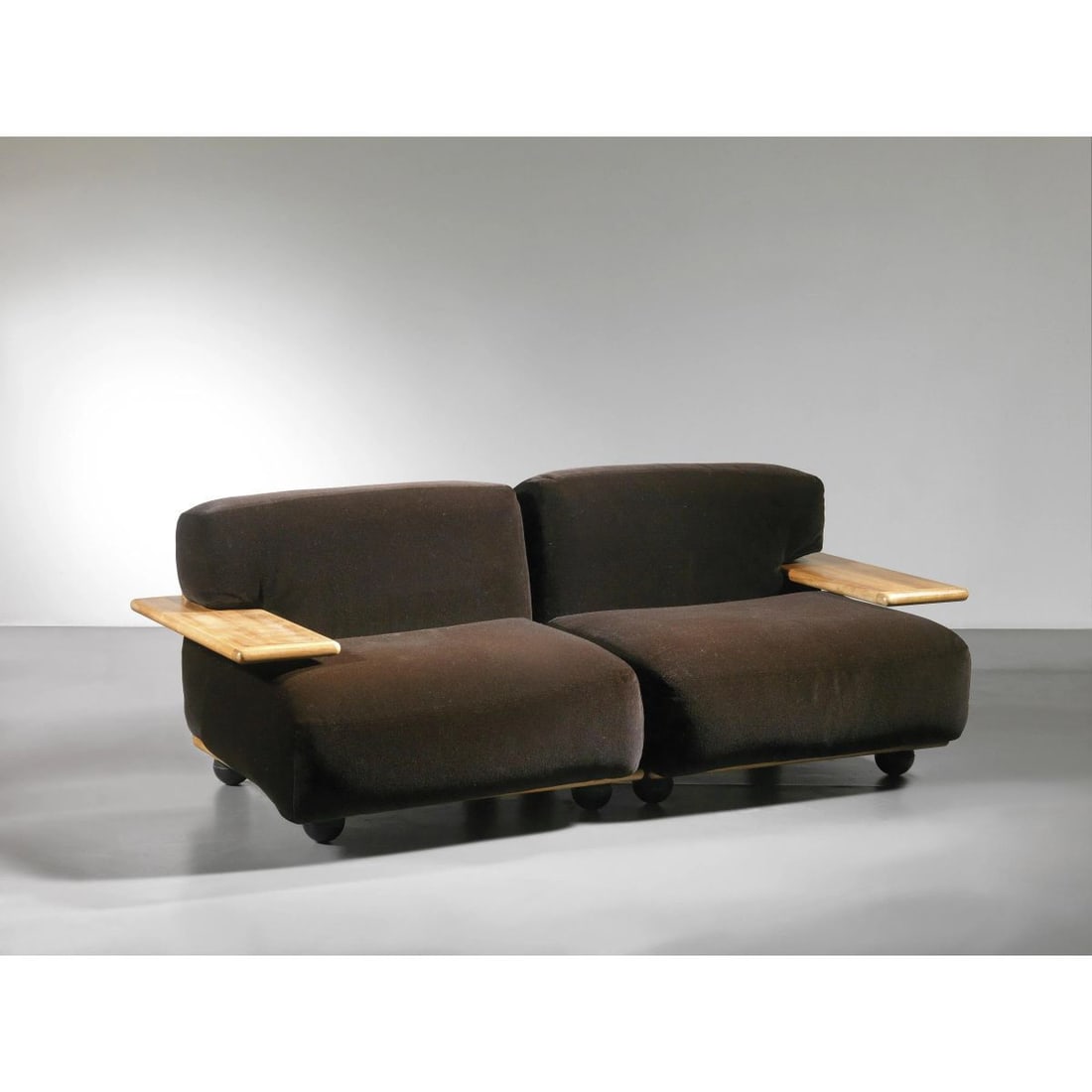 Mario Bellini: Mario Bellini (Milano, 1935) «PIANURA» SOFA, WOODEN STRUCTURE, BROWN VELVET UPHOLSTERED DIVANO MODULARE MODELLO PIANURA struttura in legno, rivestito e imbottito in velluto nei toni del marrone Prod