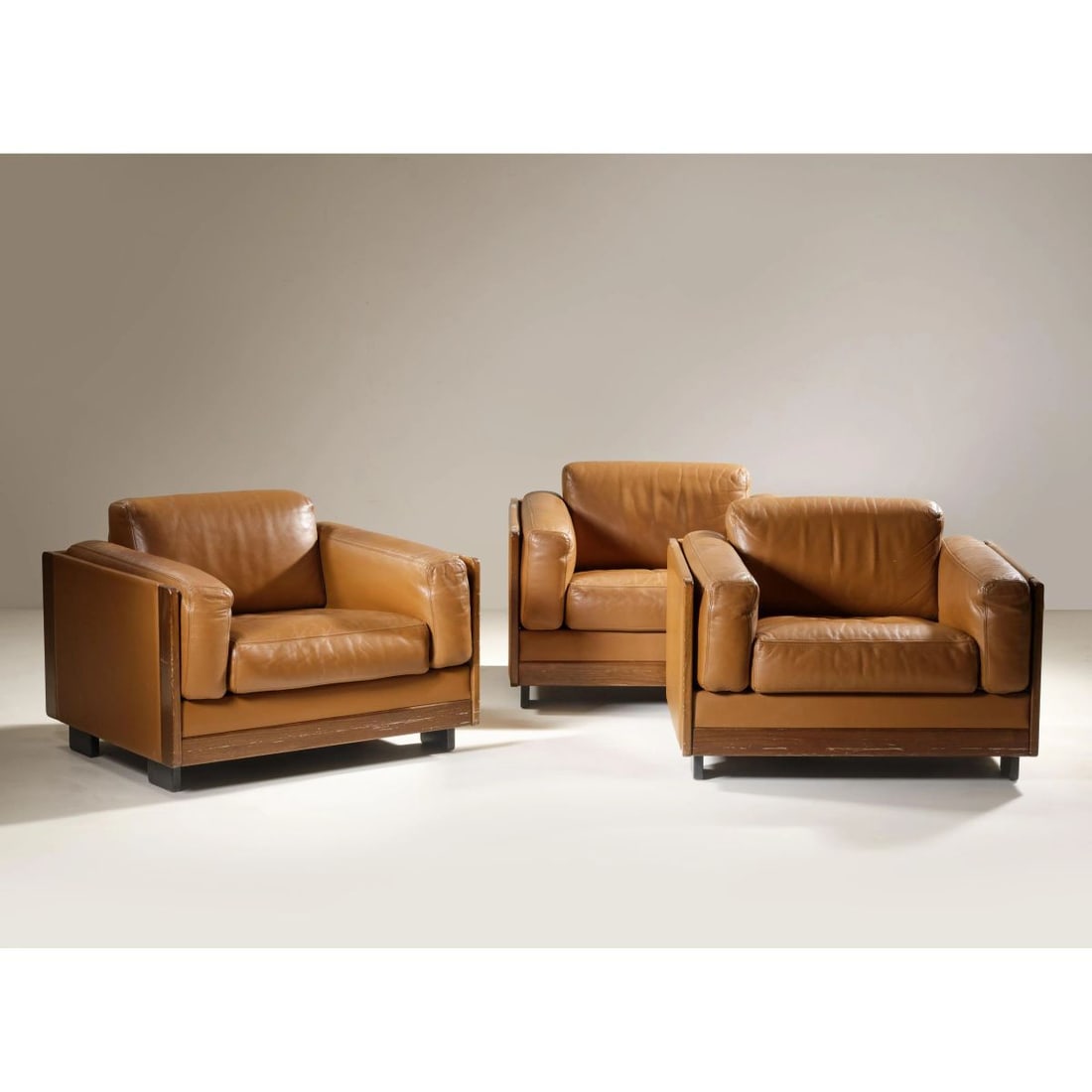Afra e: Afra e (Montebelluna, 1937 - Trevignano, 2011) Tobia Scarpa (Venezia, 1935) THREE « 920 » ARMCHAIRS, WOODEN STRUCTURE, BROWN UPHOLSTERY TRE POLTRONE MODELLO 920 in legno, imbottite e rivestite in