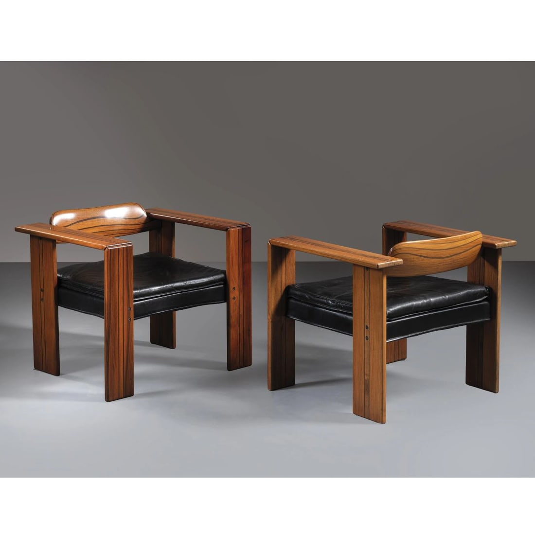 Afra e: Afra e (Montebelluna, 1937 - Trevignano, 2011) Tobia Scarpa (Venezia, 1935) A COUPLE OF «ARTONA» ARMCHAIRS DUE POLTRONE MODELLO ARTONA struttura in legno, seduta in pelle nei toni del nero