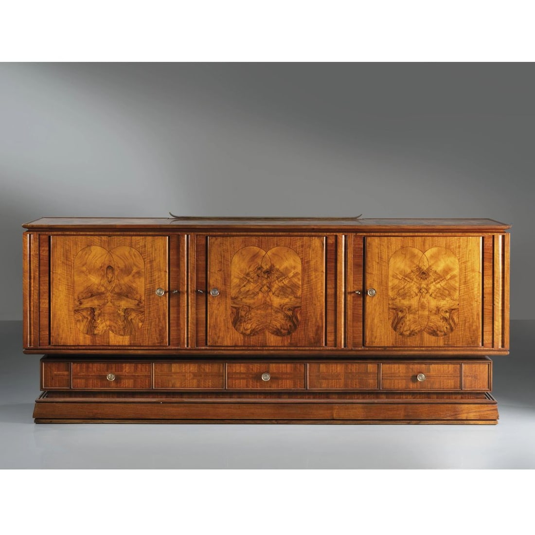 WOODEN SIDEBOARD, BRASS DETAILS: WOODEN SIDEBOARD, BRASS DETAILS CREDENZA in legno e ottone Produzione Italia, 1930 circa cm H103xL243xP51