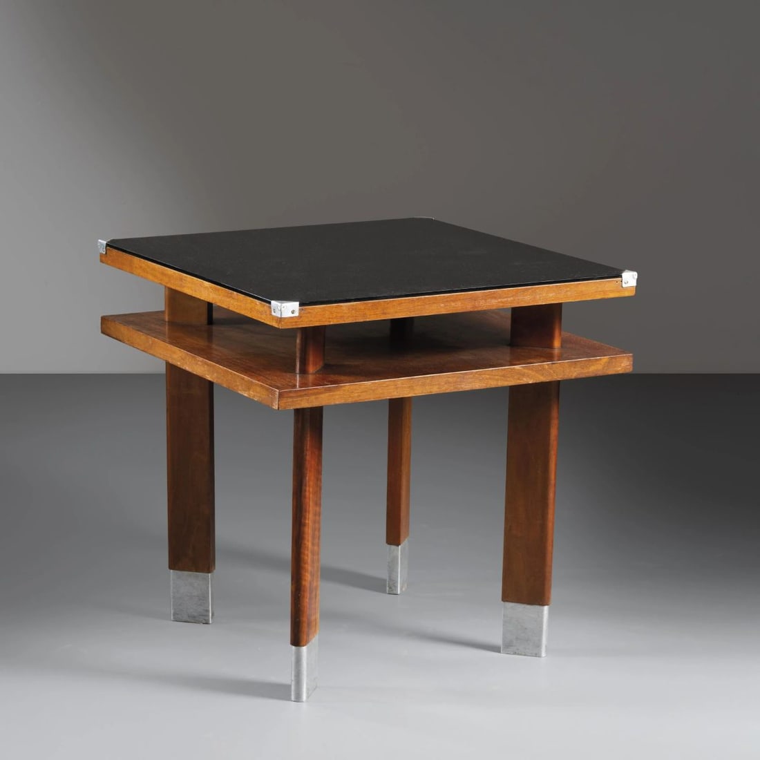 WOODEN TABLE, BLACK GLASS TOP AND METAL DETAILS: WOODEN TABLE, BLACK GLASS TOP AND METAL DETAILS TAVOLO in legno, ripiano in vetro nero e dettagli in metallo Produzione Italia, 1930 circa cm H72xL70xP70