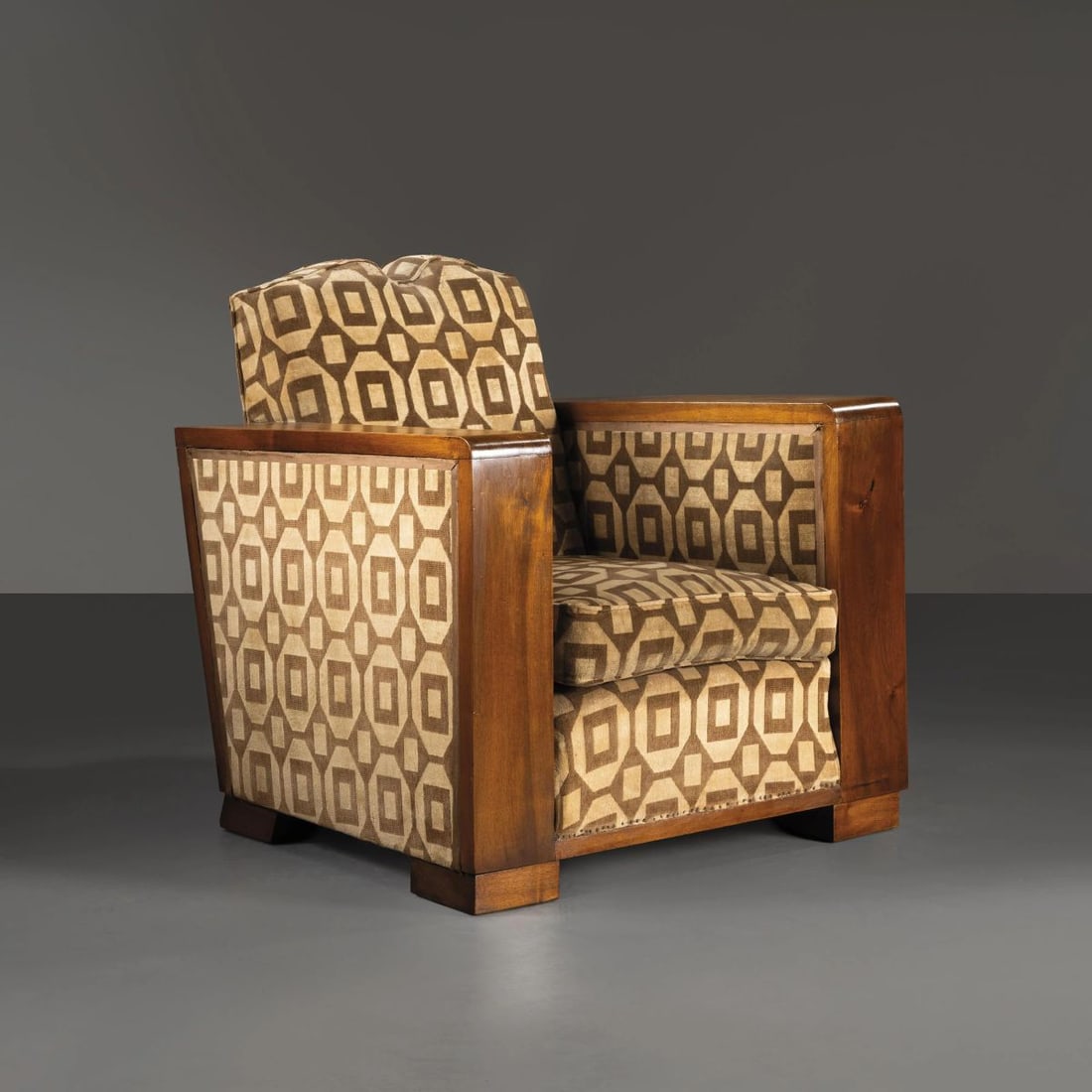 ARMCHAIR: ARMCHAIR, WOODEN STRUCTURE, BROWN FABRIC UPHOLSTERED POLTRONA struttura in legno, rivestita in tessuto nei toni del nocciola Produzione Italia, 1925 circa cm H82xL78,5xP80