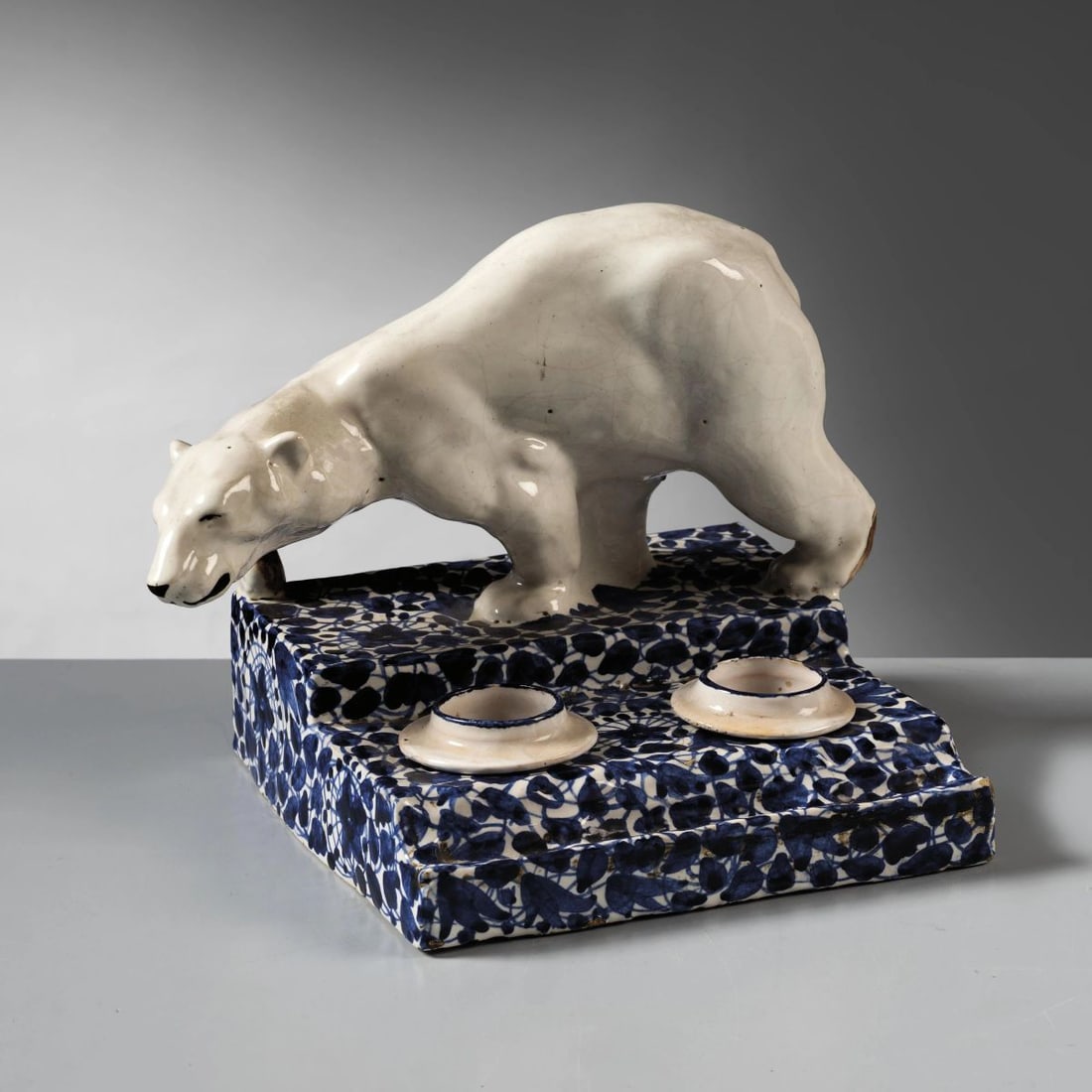 Faventia Ars: Faventia Ars Castellini e Masini CERAMIC INKWELL CALAMAIO RAFFIGURANTE ORSO in ceramica Produzione Faventia Ars, Italia, 1930 circa firma sul fondo cm H16xL22xP18