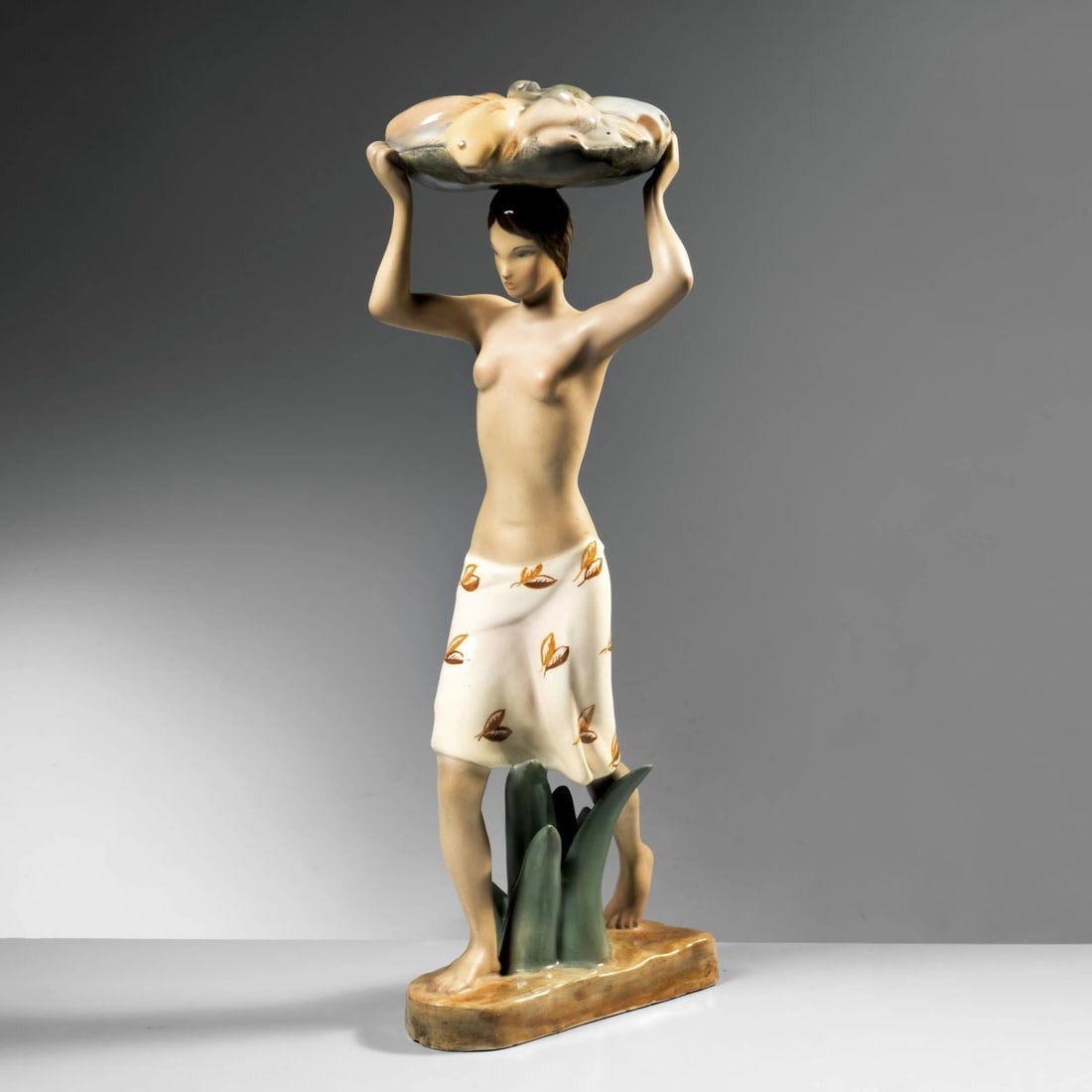 La Bertetti: La Bertetti CERAMIC SCULPTURE SCULTURA RAPPRESENTANTE PESCIVENDOLA in ceramica marcato e titolato sul fondo Produzione Le Bertetti, Torino, 1935 circa cm H46xL13xP17,5