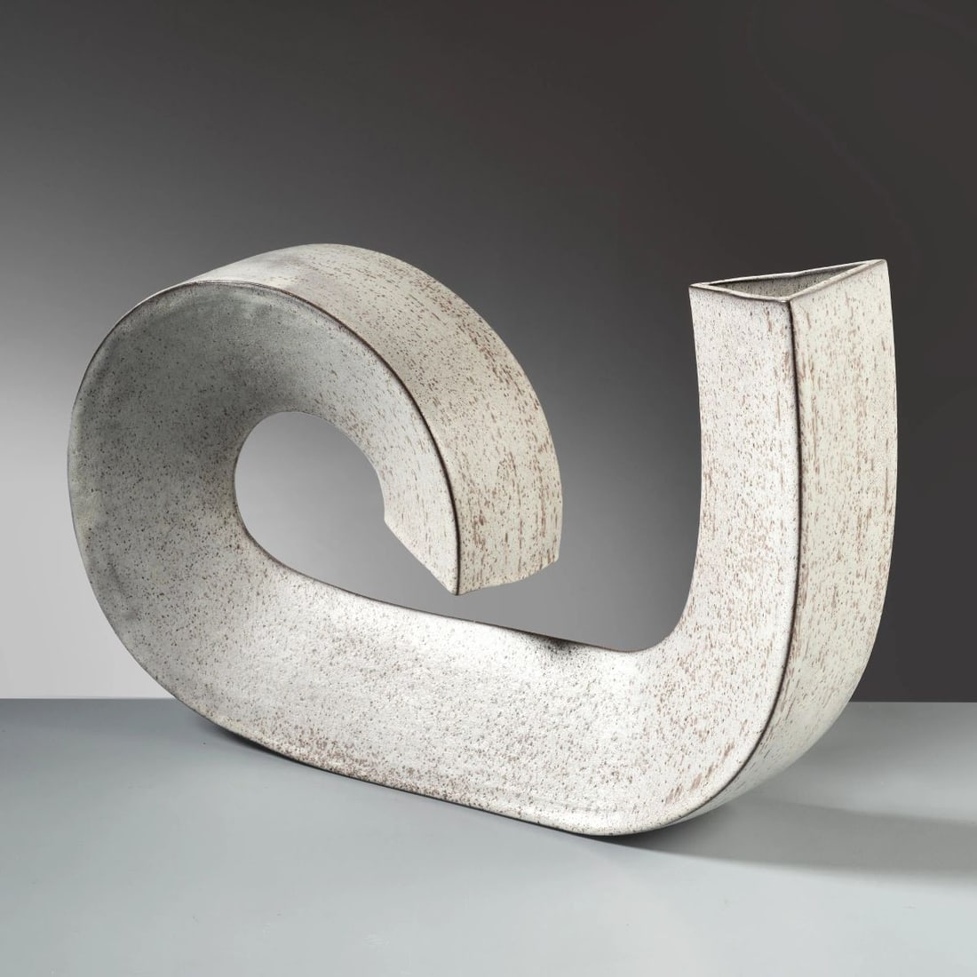 Alessio Tasca: Alessio Tasca (Nove, 1929 - Heilbronn, 2020) VASO in ceramica nei toni del grigio Produzione Nove, Italia, 1975 circa adesivo sul fondo cm H31xL49xP10 CERAMIC VASE 