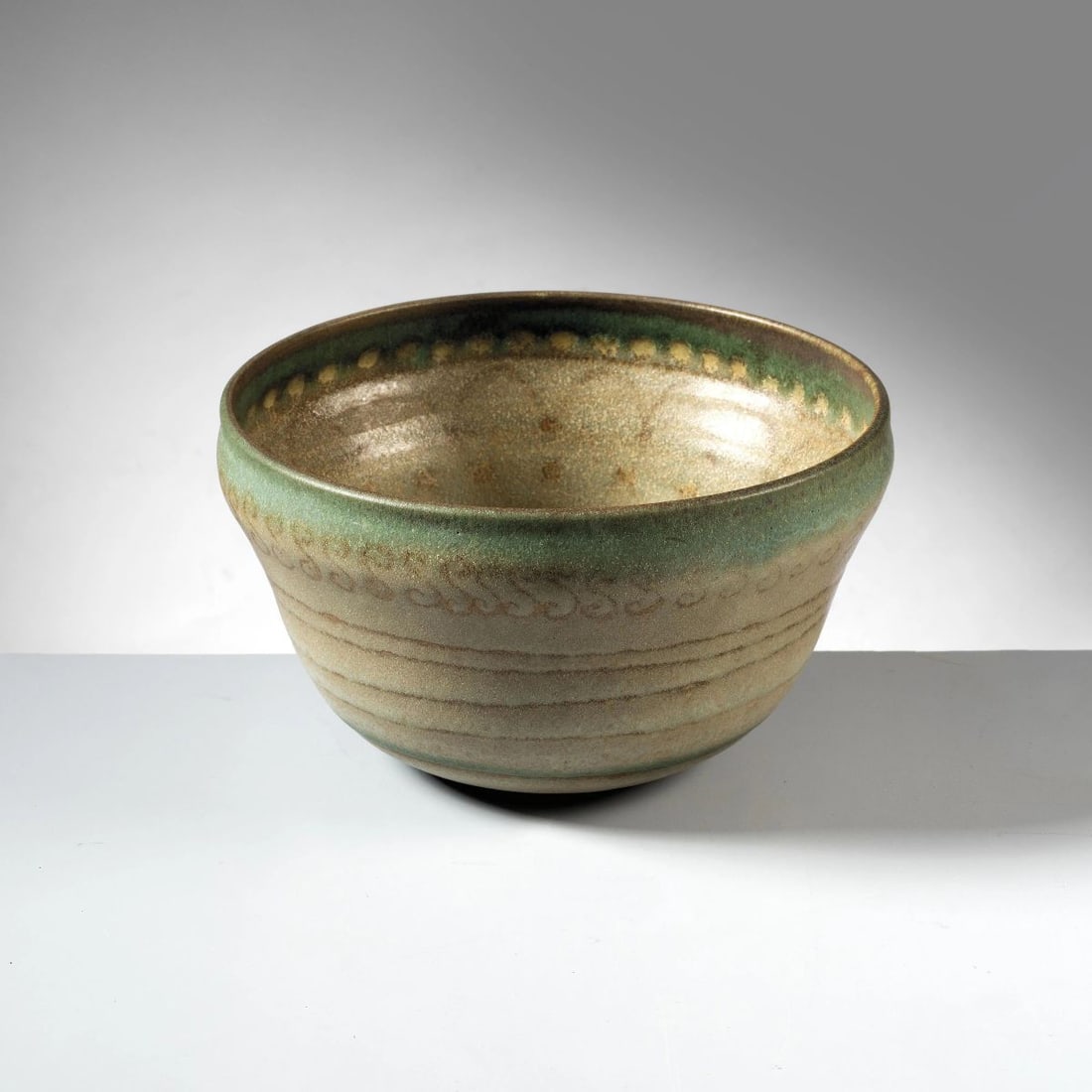 Carlo Zauli: Carlo Zauli (Faenza, 1926 - 2002) CIOTOLA in ceramica nei toni del verde Produzione Italia, 1955 circa firmato sul fondo alt. cm 13 e diam. cm 22,5 CERAMIC BOWL 