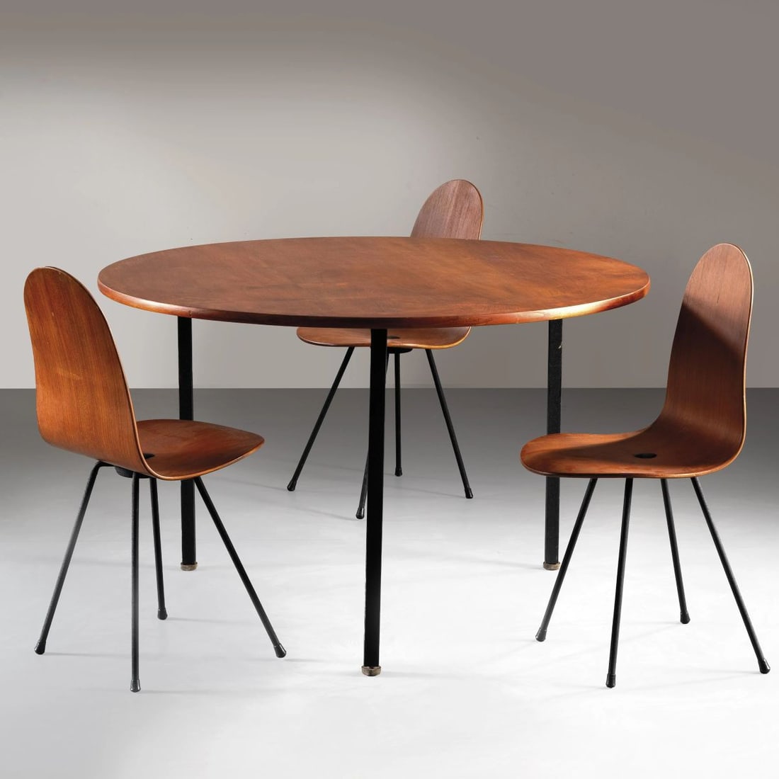 Franco Campo e: Franco Campo e (1926) Carlo Graffi (1925 - 1985) TAVOLO TONDO E TRE SEDIE Produzione Home, Torino, 1965 circa marchio del produttore sotto sedie e tavolo tavolo alt. cm 72 e diam. cm 115 sedie