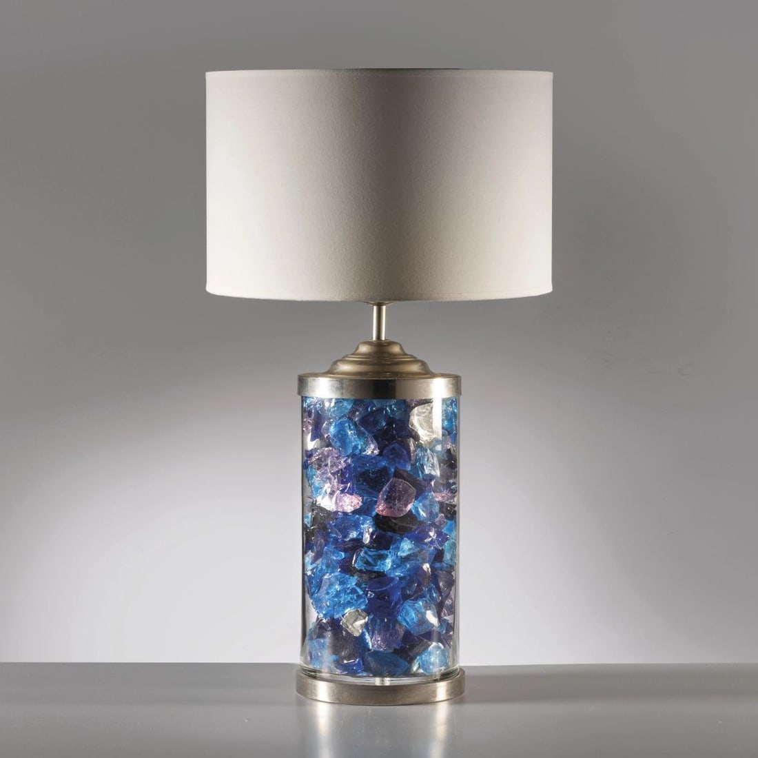 LAMPADA DA TAVOLO: LAMPADA DA TAVOLO in vetro e metallo Produzione Italia, 1970 circa alt. cm 72 con paralume e diam. cm 40 BLUE GLASS TABLE LAMP 