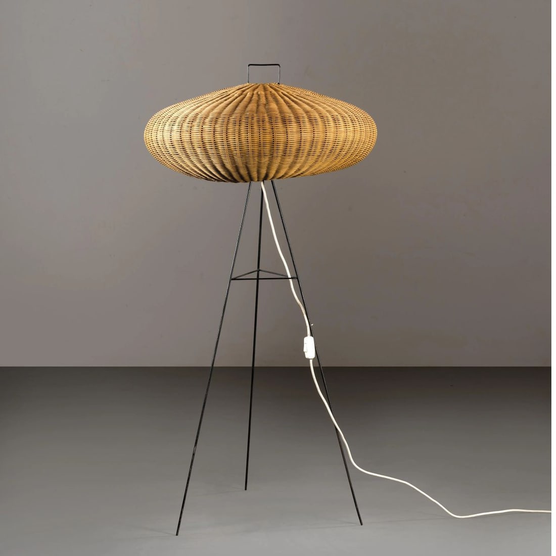 LAMPADA DA TERRA: LAMPADA DA TERRA struttura in metallo, paralume in vimini Produzione Italia, 1955 circa alt. cm 127 e diam. cm 63 FLOOR LAMP, METAL STRUCTURE, WICKER LAMP SHADE 