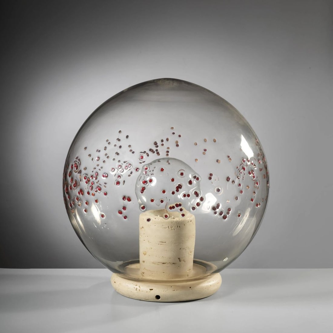 La Murrina: La Murrina LAMPADA DA TAVOLO in pietra e vetro Produzione La Murrina, Murano, 1980 circa marchio del produttore alt. cm 42 e diam. cm 40 STONE AND GLASS TABLE LAMP 
