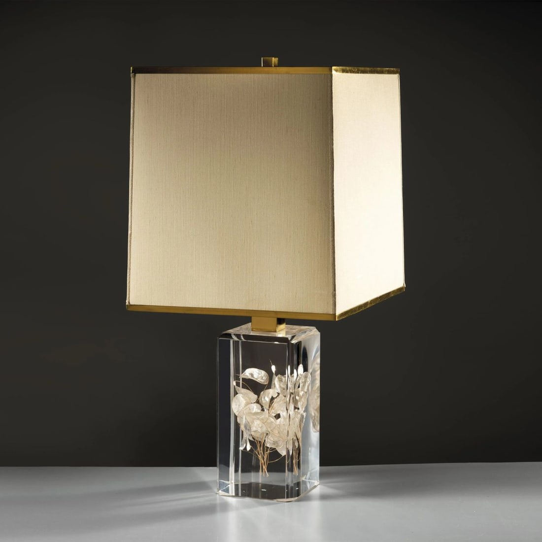 LAMPADA DA TAVOLO: LAMPADA DA TAVOLO in lucite e metallo Produzione Italia, 1970 circa cm H65xL31,5xP31,5 TABLE LAMP 