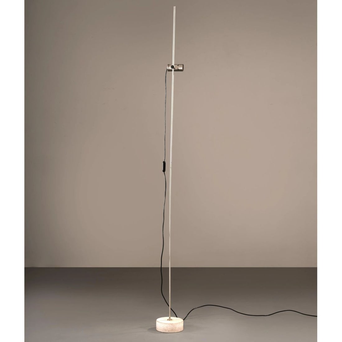 Tito Agnoli: Tito Agnoli (Lima, 1931- Milano, 2012) LAMPADA DA TERRA MODELLO 387 in metallo, base in marmo Produzione Oluce, Itaia, 1954 alt. cm 203 e diam. cm 17 Bibliografia di confronto G. Gramigna,