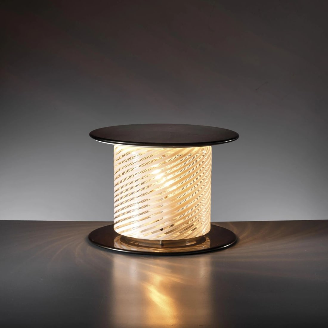 Carlo Nason: Carlo Nason (Murano, 1935 - 2026) A «LT385» TABLE LAMP LAMPADA MODELLO LT385 in vetro e metallo Produzione AV Mazzega, Italia, 1970 circa cm H50xL24xP10 Bibliografia di confronto R. Chiesa, A.