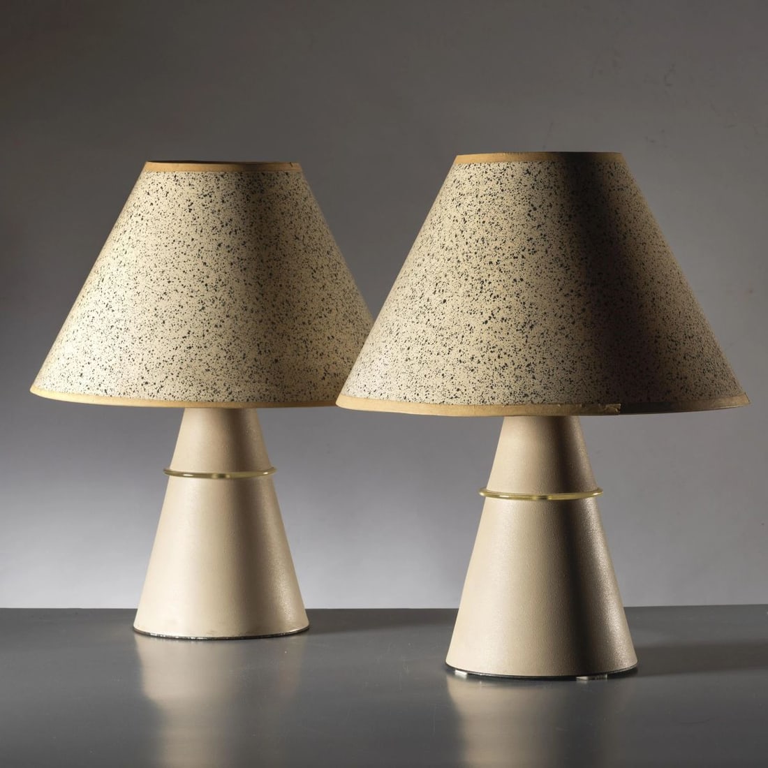 Luci: Luci A COUPLE OF METAL TABLE LAMPS COPPIA DI LAMPADE DA TAVOLO MODELLO CONI PICCOLO in metallo Produzione Luci, Milano, 1981 alt. cm 38 e diam. cm 30 Bibliografia di confronto Catalogo del produttore