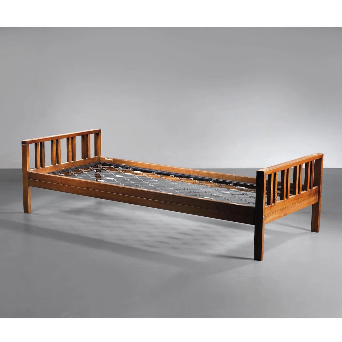 A WOODEN BED: A WOODEN BED LETTO in legno Produzione Italia, 1970 circa cm H56xL206,5xP86,5