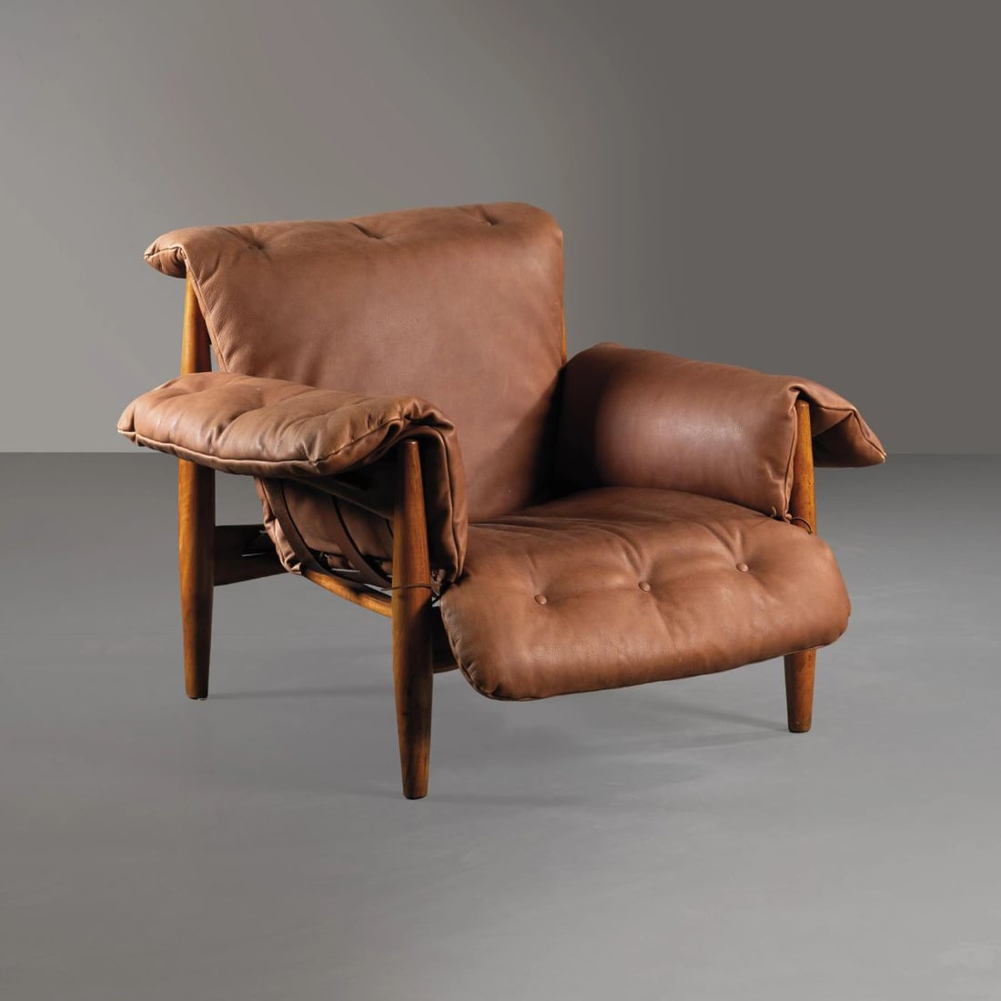 Sergio Rodrigues: Sergio Rodrigues (1927 - 2014) SHERIFF ARMCHAIR, WOODEN STRUCTURE, LEATHER UPHOLSTERY POLTRONA MODELLO SHERIFF struttura in legno, rivestimento in pelle nei toni del marrone Produzione Isa, Italia,