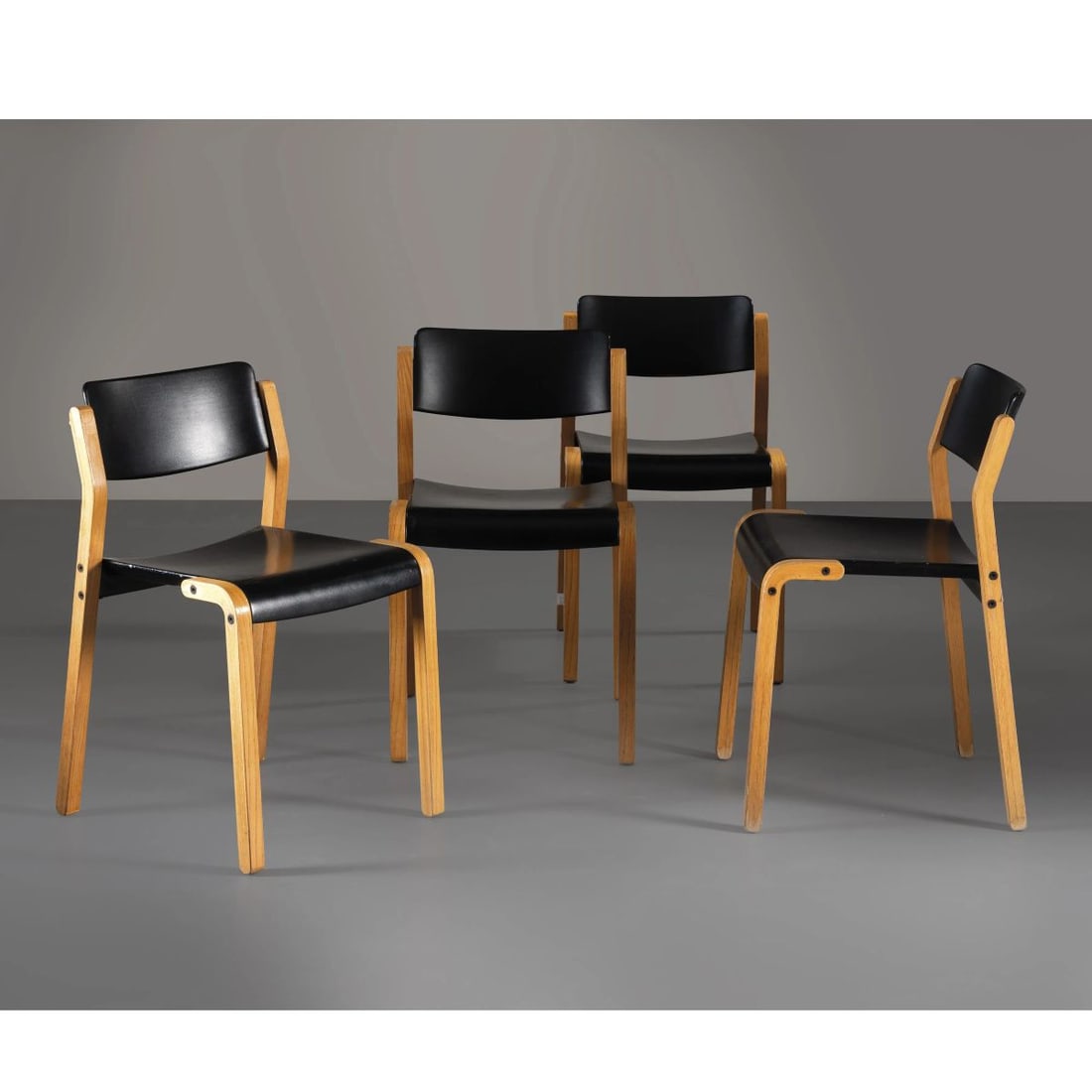 De Pas, D’Urbino, Lomazzi: De Pas, D’Urbino, Lomazzi FOUR CHAIRS QUATTRO SEDIE MODELLO GRUPPO in legno e materiale plastico nei toni del nero Produzione Elco Bellato, Italia, 1979 marchio del produttore sotto la seduta cm