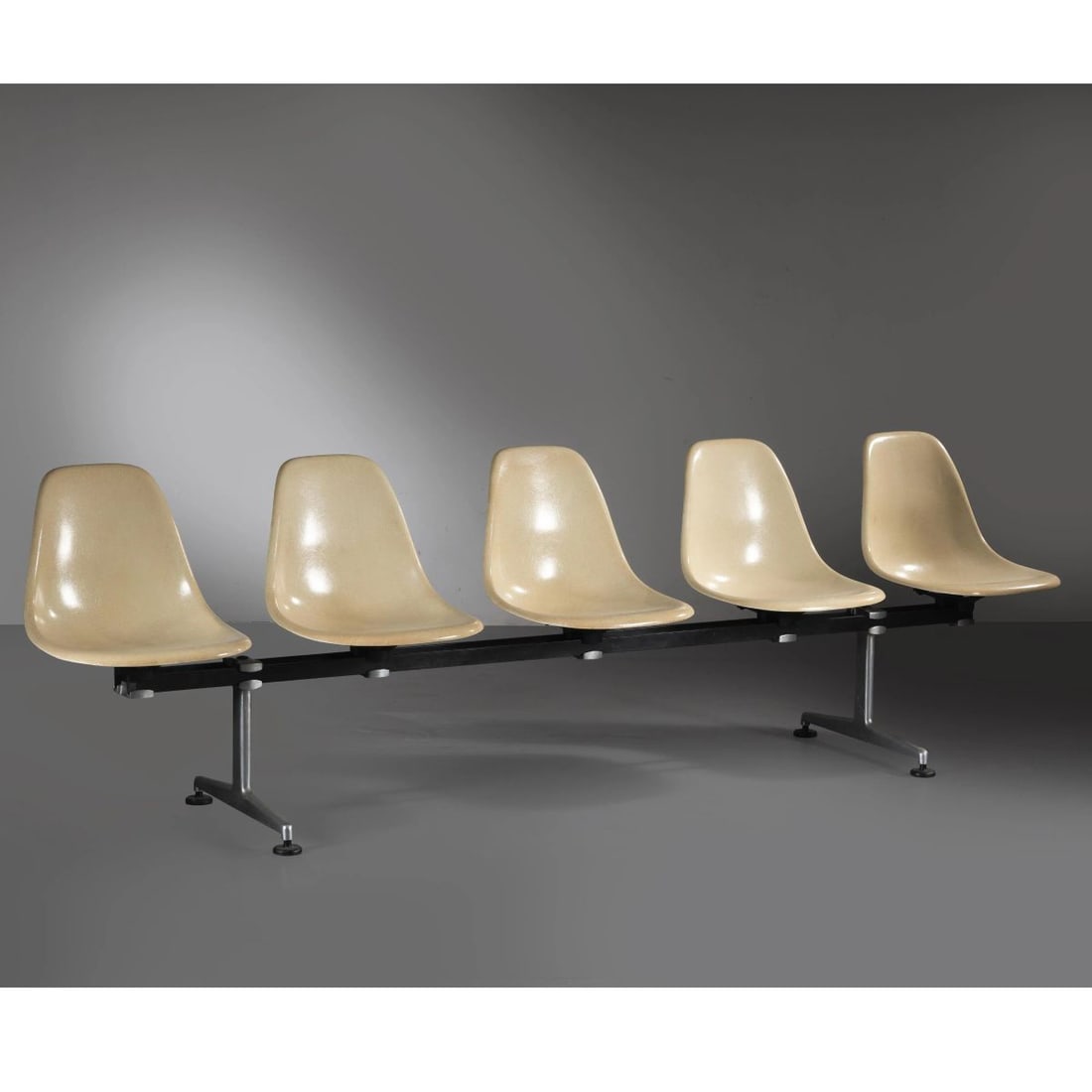 Charles e: Charles e (St. Louis, 1907 - 1978) Ray Eames (Sacramento, 1912 - Los Angeles, 1988) A BENCH, ALUMINIUM STRUCTURE, FIBREGLASS SEAT PANCA A 5 SEDUTE DELLA SERIE TANDEM SHELL SEATING in vetroresina,