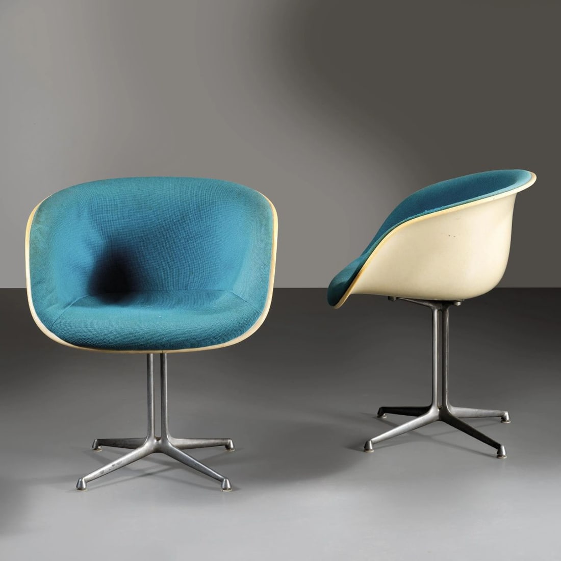 Charles e: Charles e (St. Louis, 1907 - 1978) Ray Eames (Sacramento, 1912 - Los Angeles, 1988) TWO LA FONDA CHAIRS DUE SEDIE MODELLO LA FONDA in metallo, materiale plastico, rivestimento in tessuto nei toni del