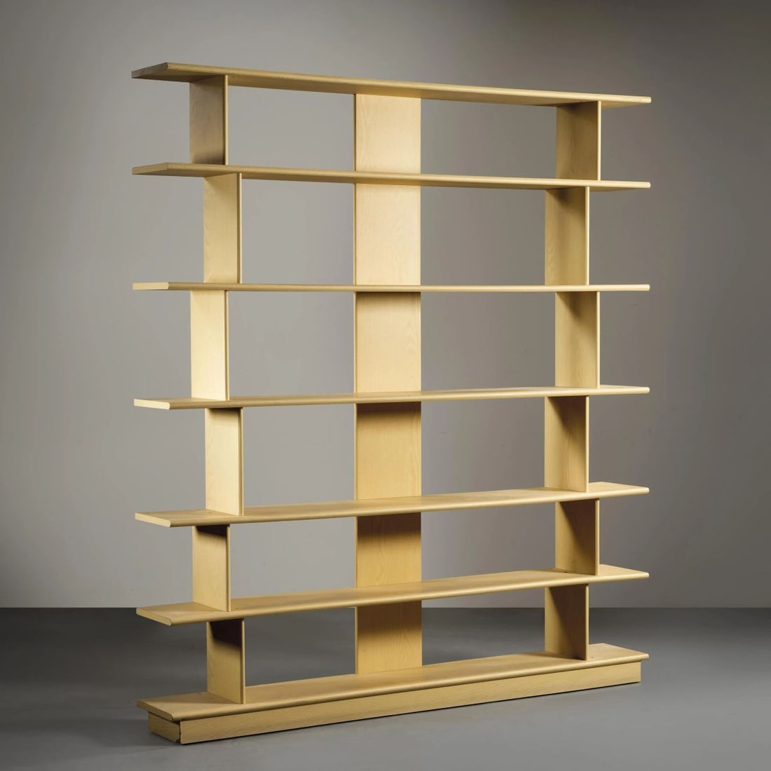 Carlo Bartoli: Carlo Bartoli (Milano, 1931 – Monza, 2020) BOOKCASE B/146 LIBRERIA MODELLO B/146 in legno Produzione Arflex, Italia, 1963 cm H28xL198xP220 Bibliografia di confronto G. Gramigna, Repertorio