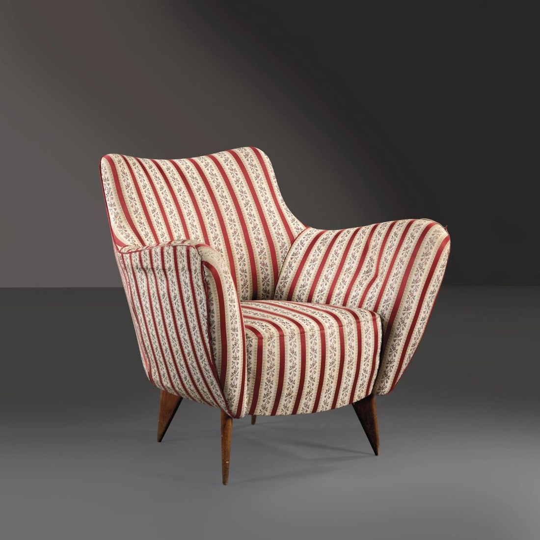 Giulio Veronesi: Giulio Veronesi (Sec. XX) «PERLA» ARMCHAIR, WOODEN STRUCTURE, WHITE FABRIC UPHOLSTERED POLTRONA MODELLO PERLA struttura in legno, imbottita e rivestita in tessuto nei toni del rosso e del bianco Pro