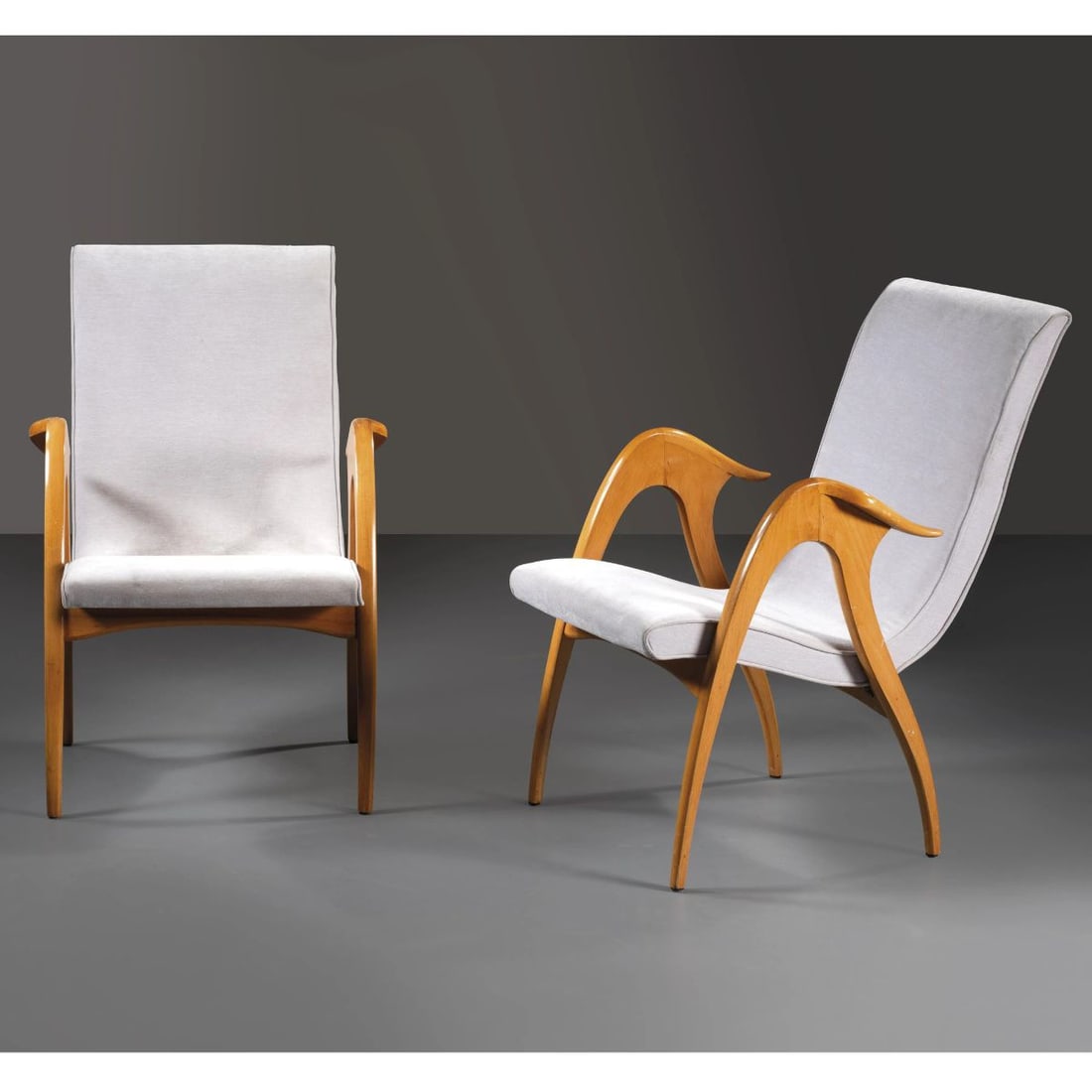 Malatesta e Mason: Malatesta e Mason A COUPLE OF ARMCHAIRS COPPIA DI POLTRONE in legno e tessuto nei toni del grigio Produzione Malatesta e Mason, Italia, 1950 circa cm H63xL58xP75 Bibliografia di confronto C. & P. Fiel