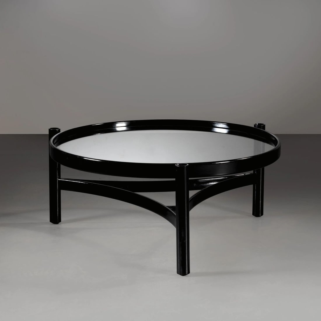 Gianfranco Frattini: Gianfranco Frattini (Padova, 1926 - Milano, 2004) TAVOLO MODELLO 775 in legno laccato nei toni del nero, ripiano in vetro Produzione Cassina, Italia, 1965 alt. cm 39 e diam. cm 93,5 
