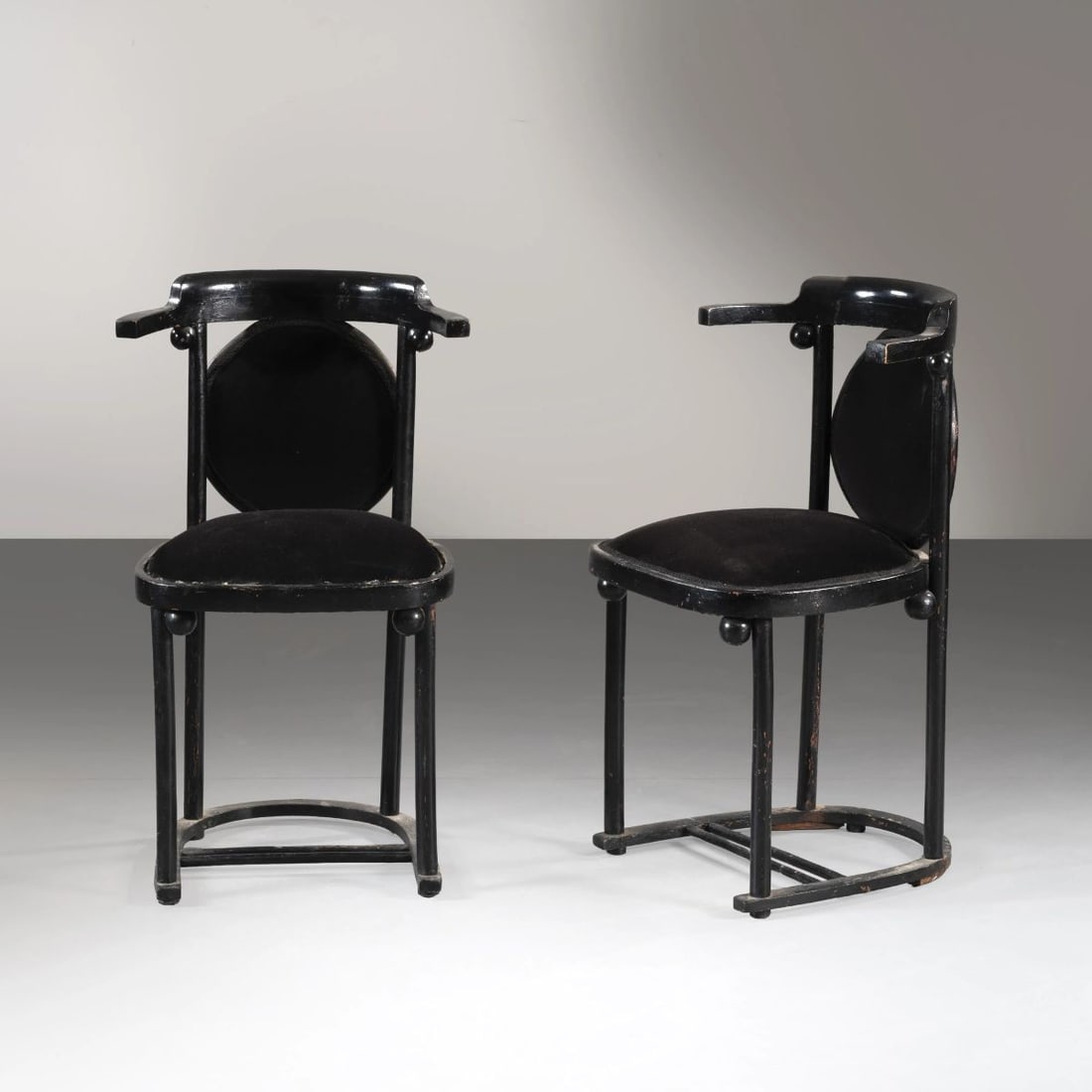 Josef Hoffmann: Josef Hoffmann (Brtnice, 1870 – Vienna, 1956) DUE SEDIE in legno laccato nei toni del nero Produzione Austria, 1915 circa cm H80xL47xP44 TWO BLACK LACQUERED WOODEN CHAIRS 