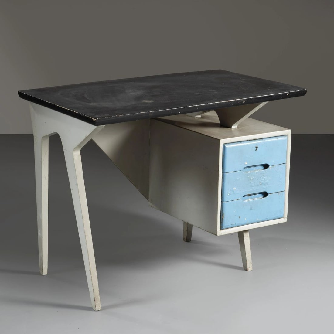 BLACK, GRAY AND LIGHT BLUE LACQQUERED WOODEN DESK: BLACK, GRAY AND LIGHT BLUE LACQQUERED WOODEN DESK SCRIVANIA in legno laccato nei toni del nero, grigio e azzurro Produzione Italia, 1940 circa cm H77xL101xP59
