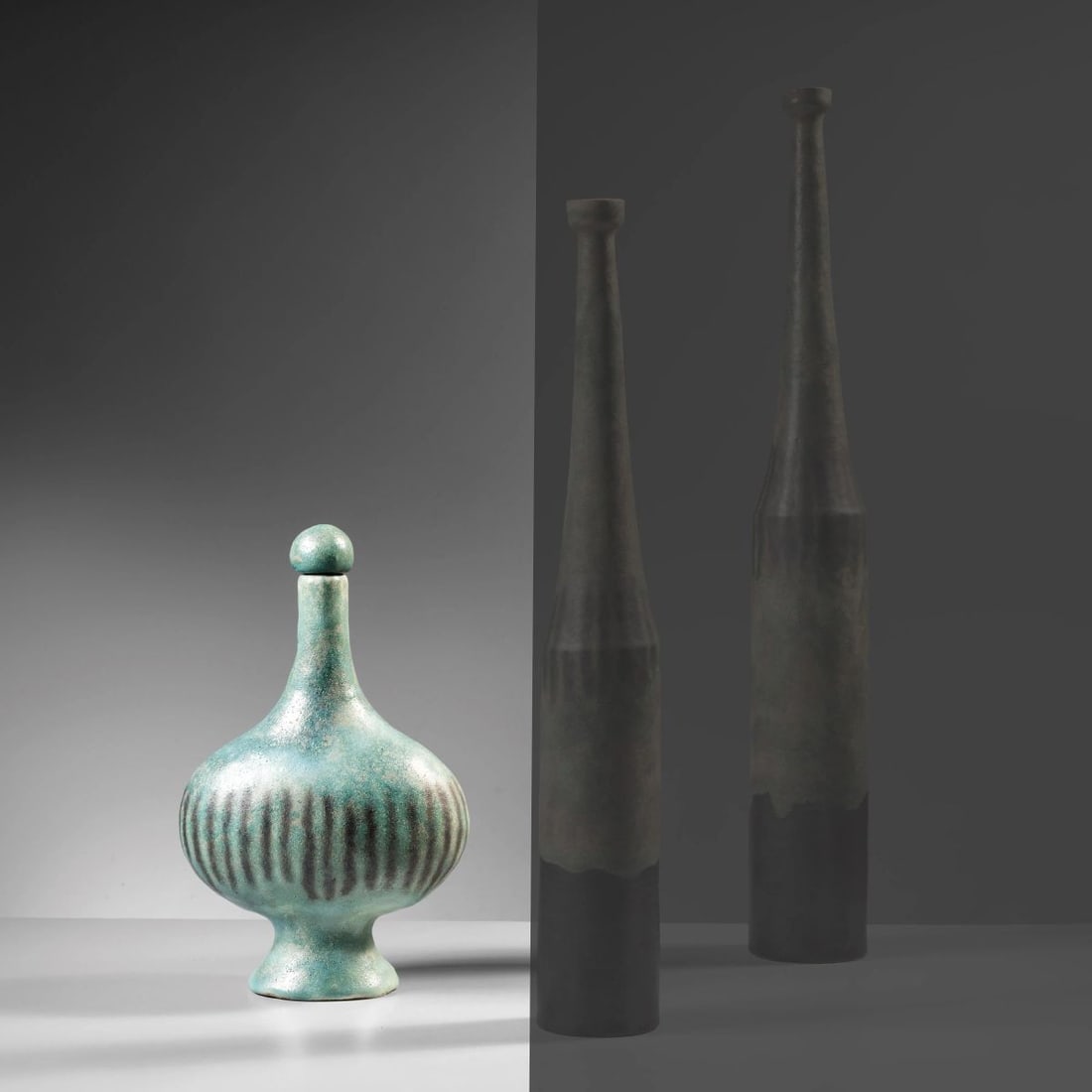 Bruno Gambone: Bruno Gambone (Vietri sul mare, 1936 - Firenze, 2021) BOTTIGLIA in ceramica nei toni del verde Produzione Italia, 1960 circa firmato sul fondo cm H28xL17,5xP11 GREEN CERAMIC BOTTLE 