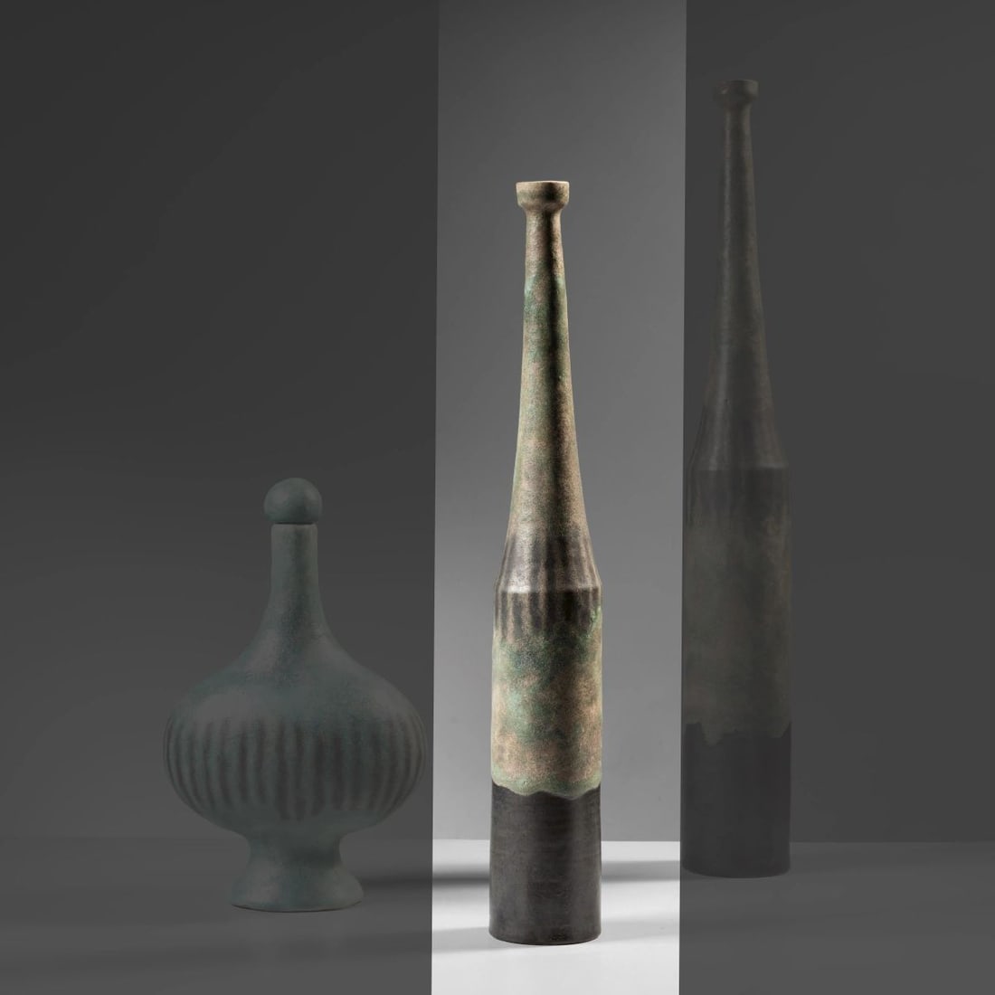 Bruno Gambone: Bruno Gambone (Vietri sul mare, 1936 - Firenze, 2021) BOTTIGLIA in ceramica Produzione Italia, 1960 circa firmata sul fondo al. cm 45,5 e diam. cm 7 CERAMIC BOTTLE 