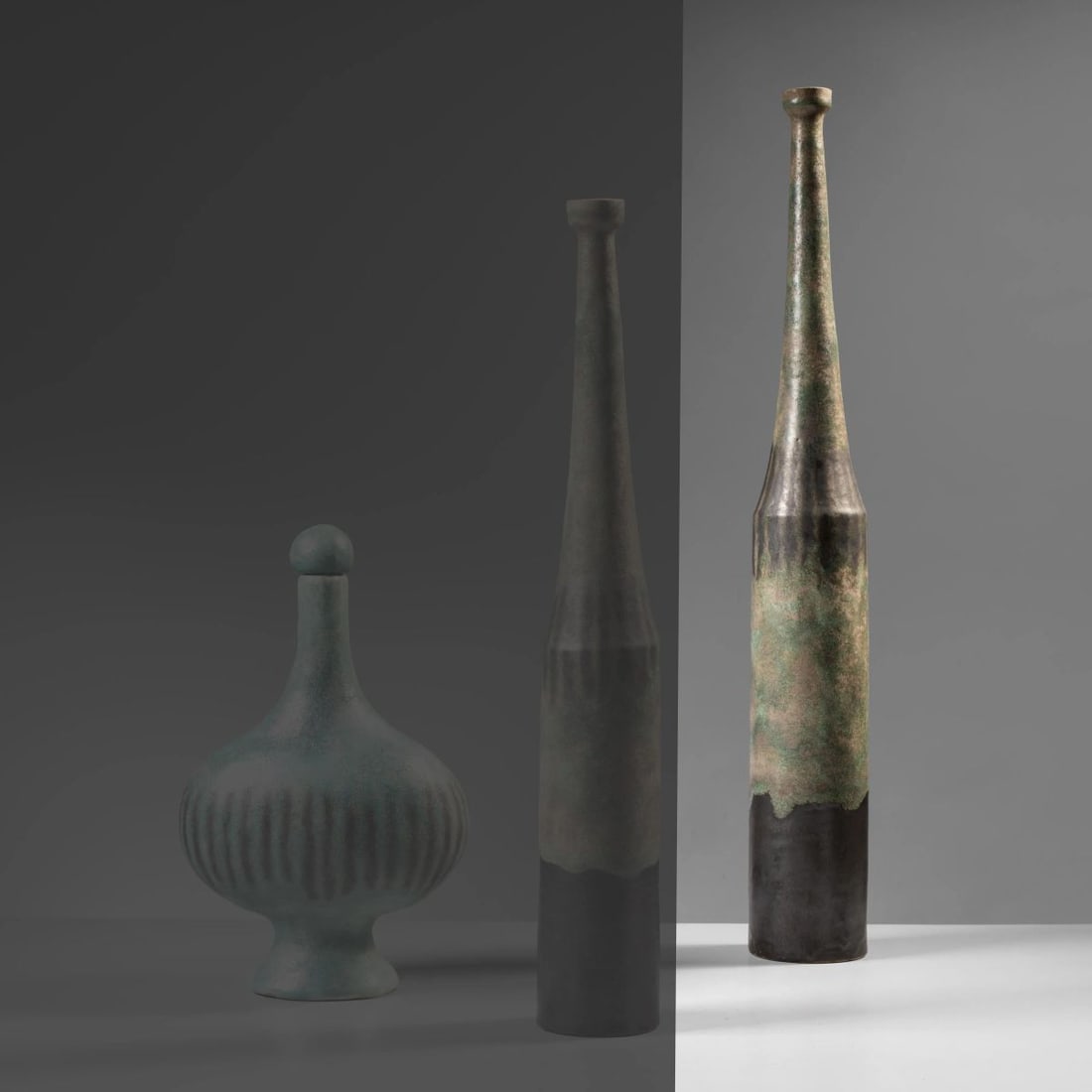 Bruno Gambone: Bruno Gambone (Vietri sul mare, 1936 - Firenze, 2021) BOTTIGLIA in ceramica firmata sul fondo Produzione Italia, 1960 circa al. cm 54 e diam. cm 8 CERAMIC BOTTLE 