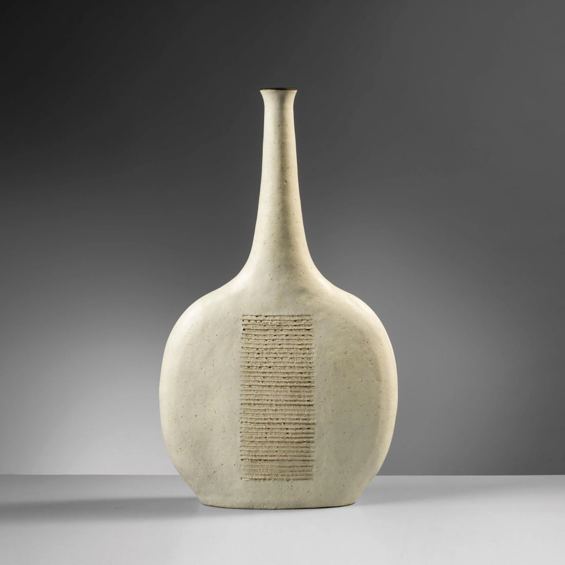 Bruno Gambone: Bruno Gambone (Vietri sul mare, 1936 - Firenze, 2021) VASO in ceramica nei toni del bianco Produzione Italia, 1960 circa firmato sul fondo cm H47xL27xP7 WHITE CERAMIC VASE 
