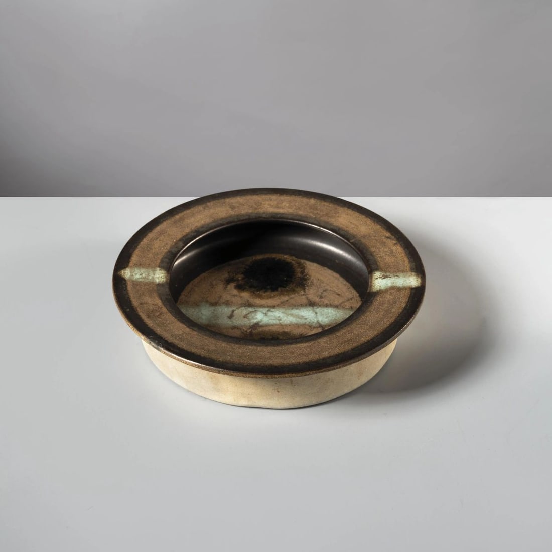 Bruno Gambone : Bruno Gambone (Vietri sul mare, 1936 - Firenze, 2021) UNO SVUOTATASCHE in ceramica Produzione Italia, 1970 circa firma sul fondo alt. cm 4,5 e diam. cm 20 A CERAMIC POCKET EMPTYER