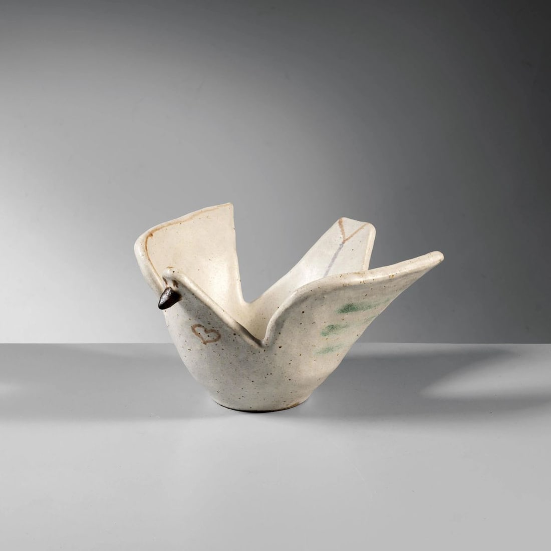 Bruno Gambone: Bruno Gambone (Vietri sul mare, 1936 - Firenze, 2021) CIOTOLA COLOMBA in ceramica Produzione Italia, 1960 circa firmato sul fondo cm H10xL18xP18,5 CERAMIC BOWL 