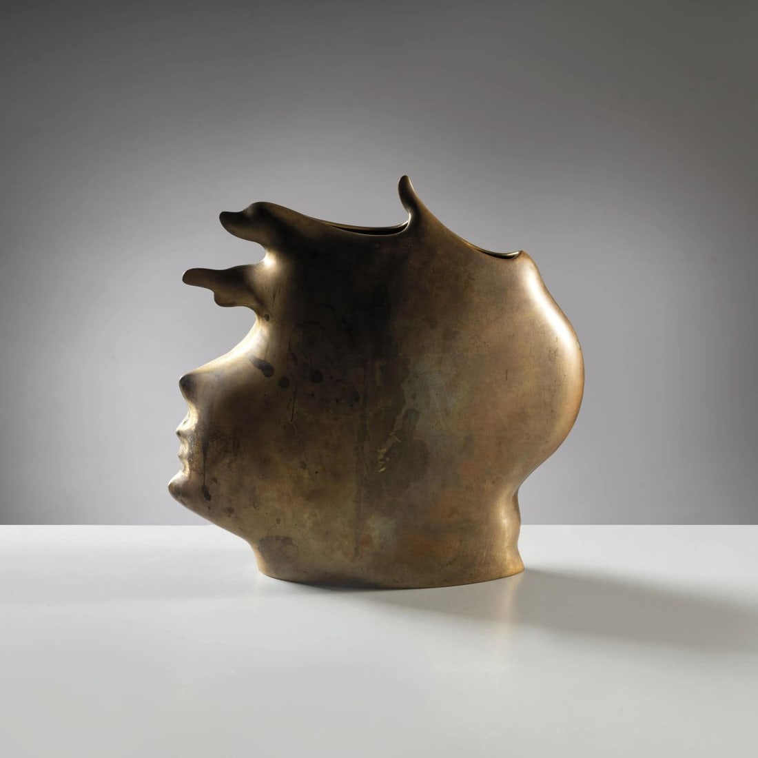 Gabriele De Vecchi: Gabriele De Vecchi (Milano, 1938 – 2011) VASO MODELLO PHOEMINA in metallo Produzione Italia, 1978 cm H27xL25xP10 A «PHOEMINA» VASE 