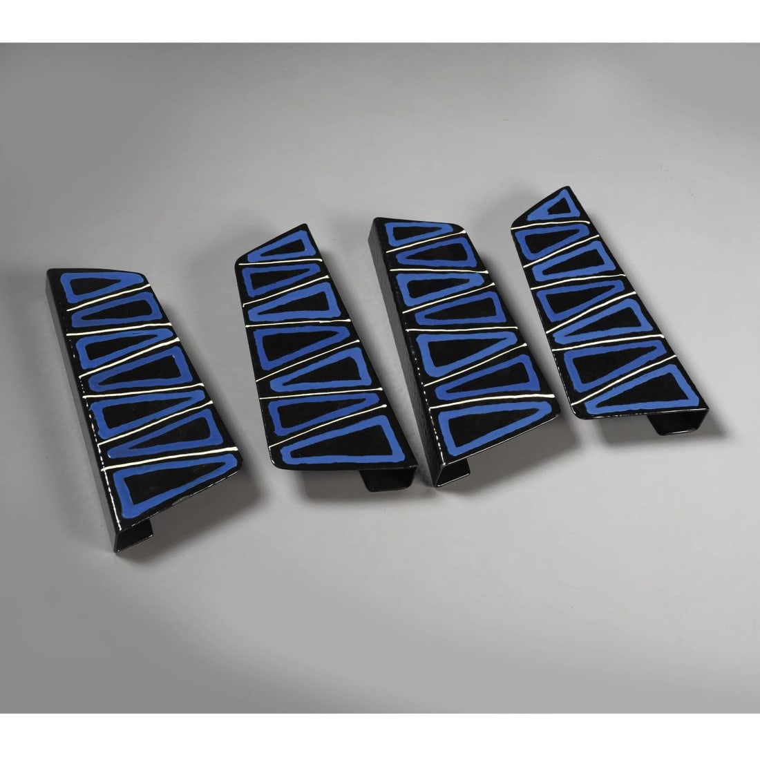 SIVA: SIVA QUATTRO MANIGLIE in metallo laccato nei toni del nero e blu Produzione Italia, 1960 circa cm H23xL11xP4 FOUR LACQUERED METAL HANDLES 