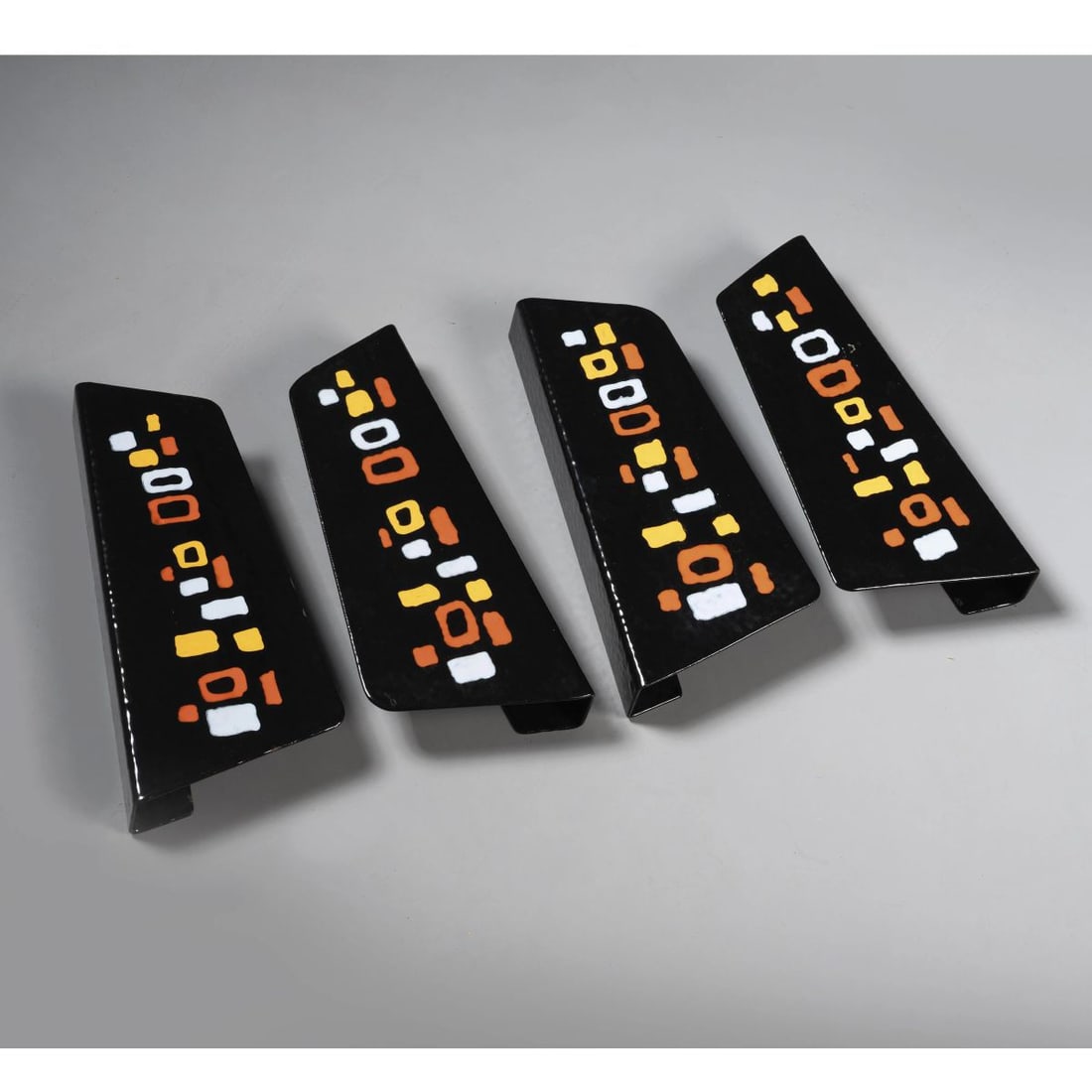 SIVA: SIVA QUATTRO MANIGLIE in metallo laccato nei toni del nero e dell’arancione Produzione Italia, 1960 circa cm H23xL11xP4 FOUR LACQUERED METAL HANDLES 