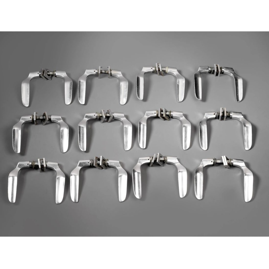 Marcello Nizzoli: Marcello Nizzoli (Boretto, 1887 - Camogli, 1969) DODICI MANIGLIE MODELLO SNAM in metallo Produzione Olivari, Italia, 1956 marchio del produttore cm H13,5xL16xP3 TWELVE METAL HANDLES 