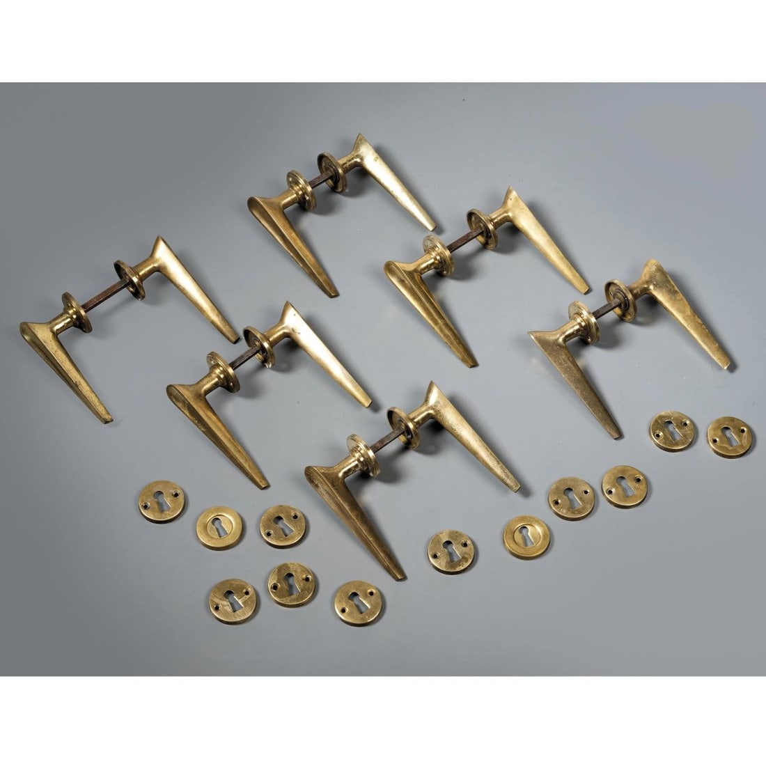 SEI COPPIE DI MANIGLIE: SEI COPPIE DI MANIGLIE in metallo Produzione Italia, 1940 circa marchio del produttore cm H13xL15xP4 SIX PAIRS OF METAL HANDLES 
