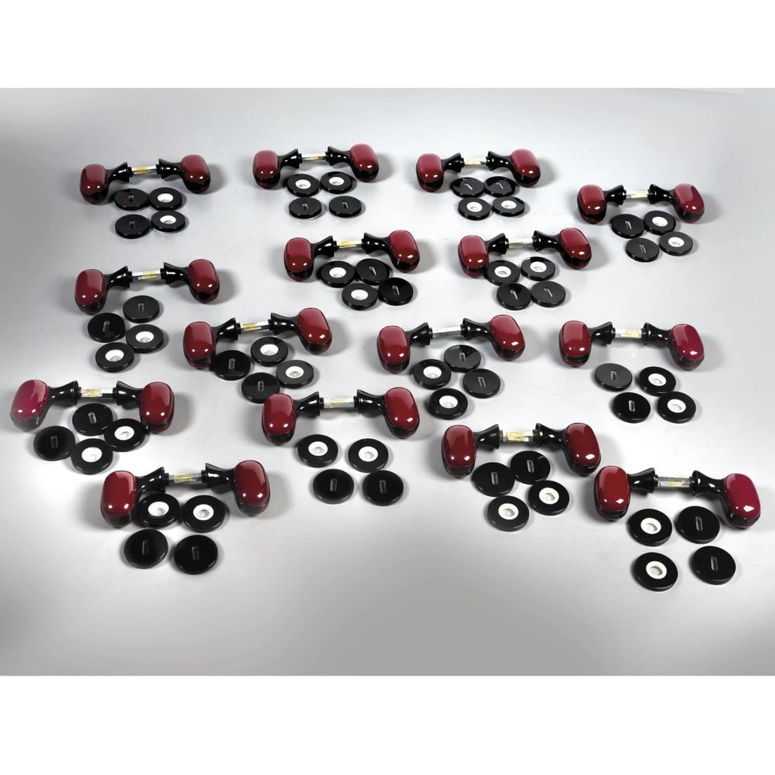 Luigi Caccia Dominioni: Luigi Caccia Dominioni (Milano, 1913 – 2016) QUINDICI MANIGLIE DA PORTA MODELLO MONTECARLO in materiale plastico nei toni del rosso e del nero Produzione Olivari, Italia, 1975 circa marchio del