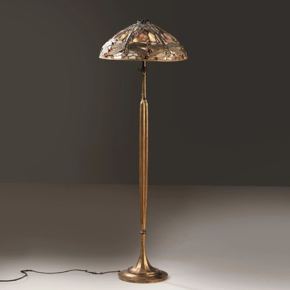 Tiffany Studios: Tiffany Studios LAMPADA DA TERRA struttura in metallo, paralume in vetro e metallo Produzione Tiffany Studios, New York, 1900 circa marchio sul telaio e sul paralume alt. cm 110 e diam. cm 35