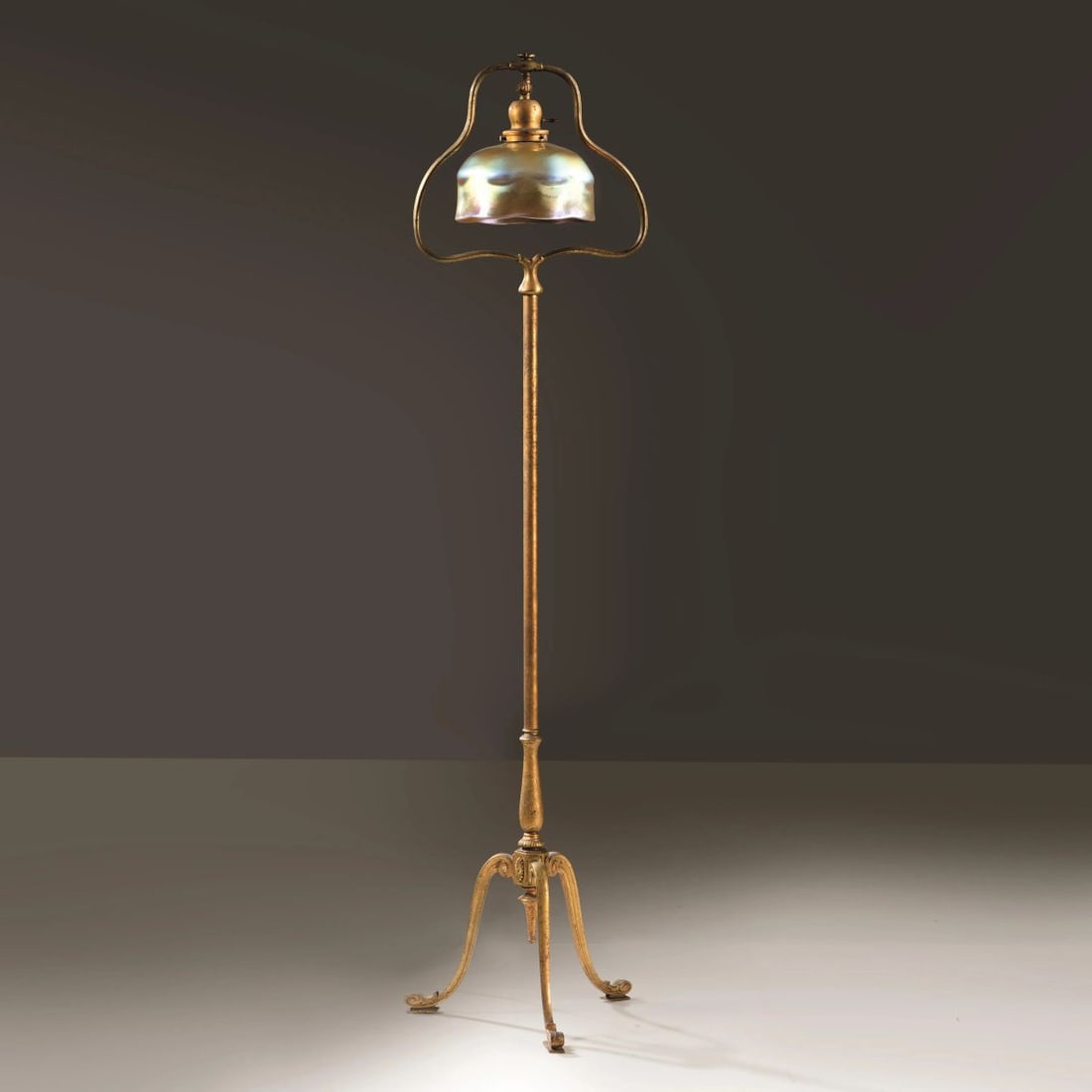 Tiffany Studios: Tiffany Studios LAMPADA DA TERRA struttura in metallo, paralume in vetro iridescente Produzione Tiffany Studios, New York, 1900 circa marchio del produttore sul fondo firmato a punta sul