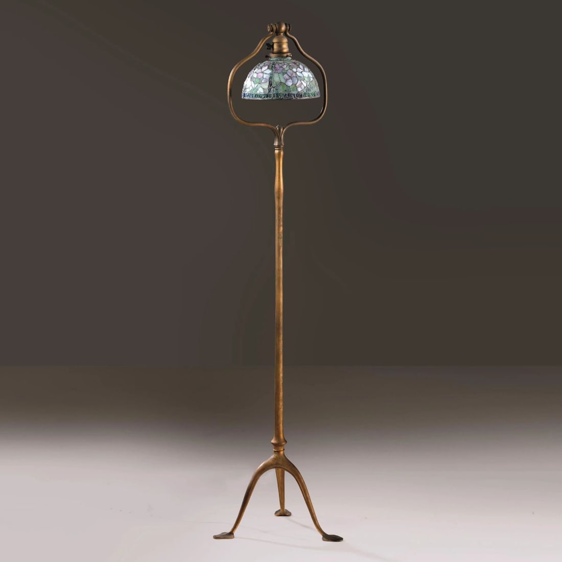 Tiffany Studios: Tiffany Studios LAMPADA DA TERRA struttura in metallo, paralume in vetro Produzione Tiffany Studios, New York, 1900 circa marchio del produttore sul fondo e sul paralume cm H141xL30xP22 