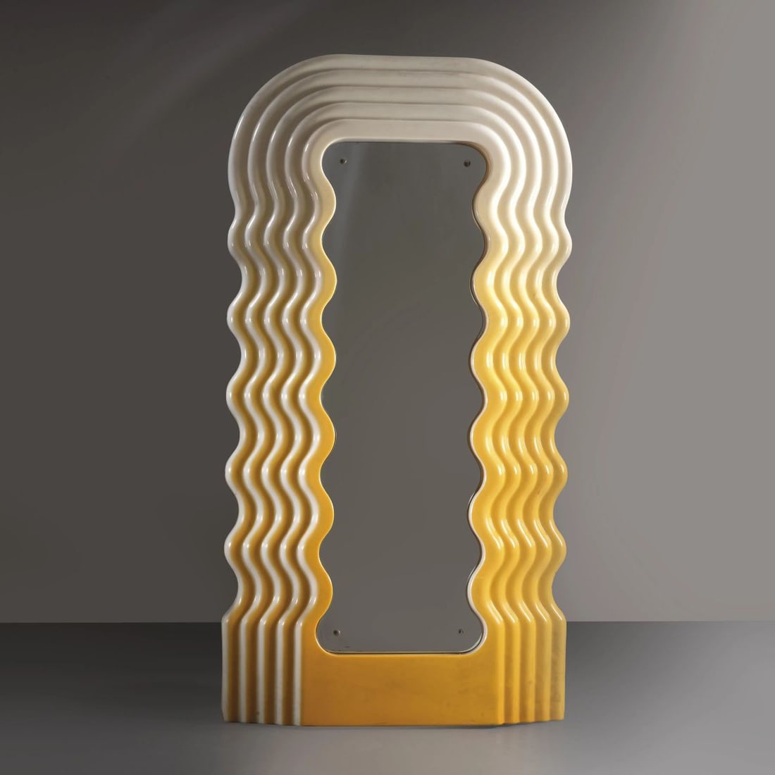 Ettore Sottsass: Ettore Sottsass (Innsbruck, 1917 - Milano, 2007) SPECCHIERA LUMINOSA MODELLO ULTRAFRAGOLA in materiale plastico e specchio Produzione Poltronova Agliana, 1970 cm H195xL100xP13 