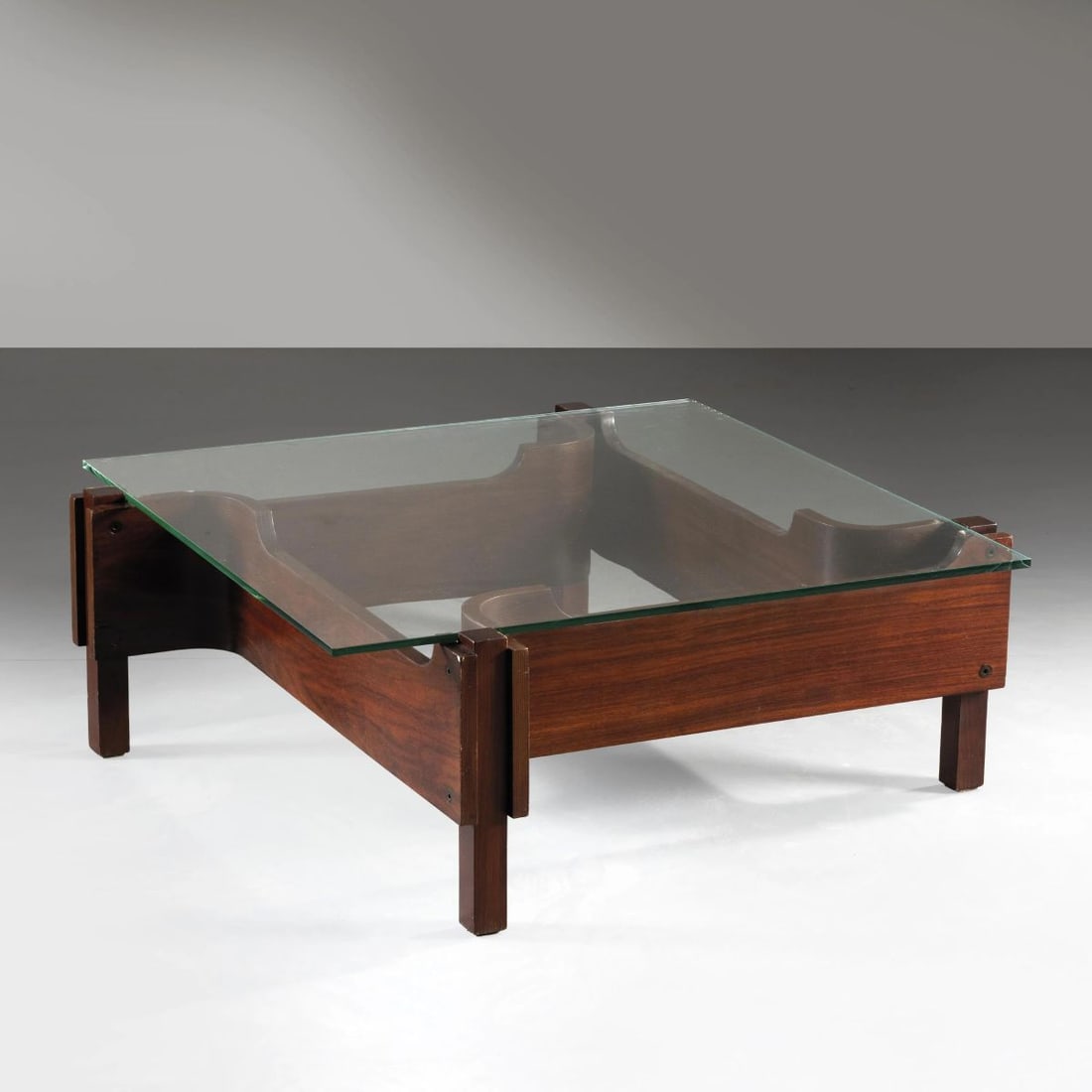 Paolo Portoghesi: Paolo Portoghesi (Sec. XX) TAVOLO BASSO LEVOGIRO in legno, ripiano in vetro Produzione Poltronova, Agliana, 1963 cm H33xL94xP94 Bibliografia di confronto P. C. Santini, Facendo mobili con ,